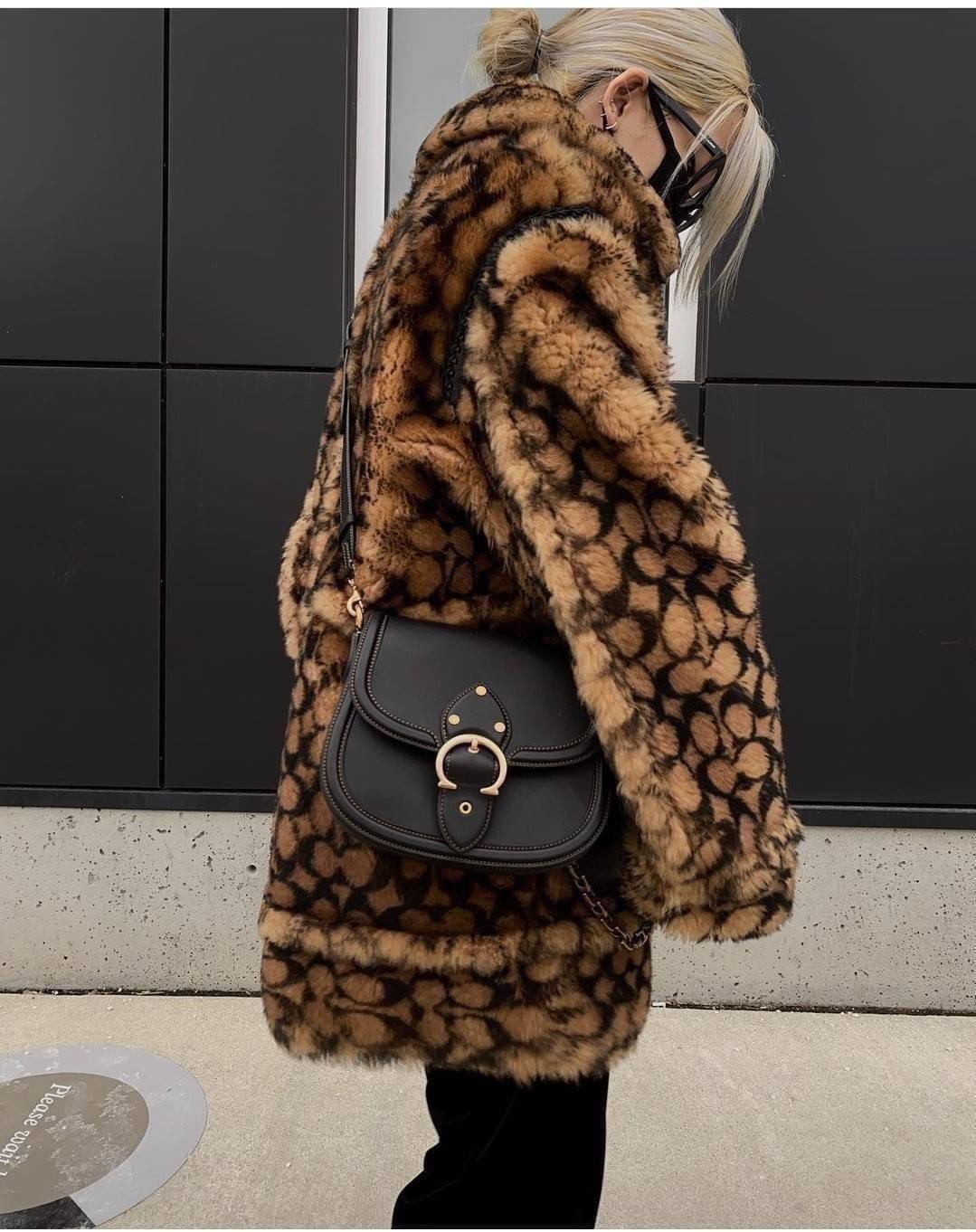 COACH C0749 BEAT SADDLE BAG The best item! ที่สาวๆรอคอย! ฮอตไฟลุก! สีหายาก ละมุนคุณหนู คอลเลคชั่นใหม่ ดีไซน์หรูหรา พิเศษมากๆมาพร้อมสายสะพาย 2 เส้น ใช้คู่กันหรือแยกสะพายก็สวยครบสูตร กระเป๋าสะพายทรง saddle คลาสสิค วัสดุหนัง glove-tanned ทนทาน เปิด-ปิดด้วยกร