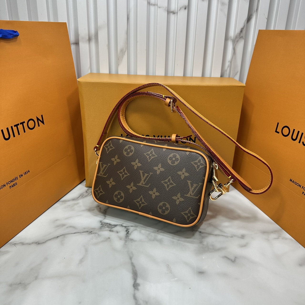 ORI หนังแท้ | LV Trocadéro Wearable Wallet Monogram Canvas 20cm กระเป๋าสะพายทรงแมสเซ็นเจอร์ดีไซน์ใช้เป็นกระเป๋าสตางค์ได้ ขนาดกำลังสวยกะทัดรัด คลาสสิคหรูหราคล่องตัว