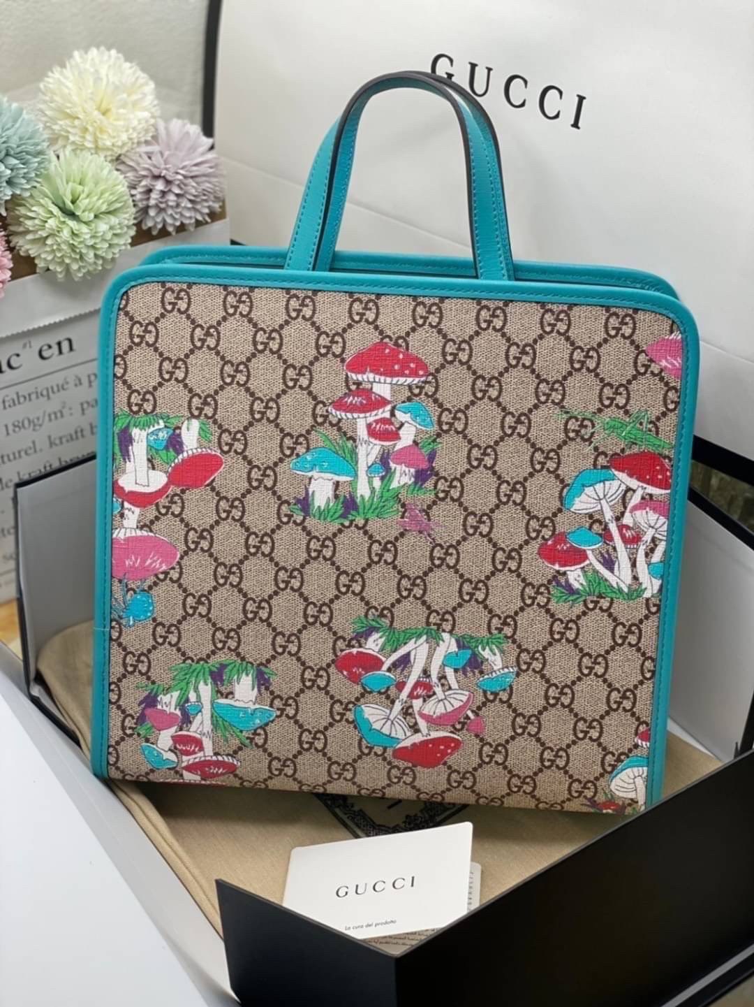 Ori GUCCI Children's tote bag GG kids ที่สุดของความน่ารัก ลิมิเต็ดแบบไม่มีเอาท์ สาวๆสายหวานไม่ควรพลาดด้วยประการทั้งปวงเลยค่าา หนังแท้เกรดดีที่สุด พิมพ์ลายแบรนด์รอบใบเทคเจอร์สวยอยู่ทรง ภายในมีโลโก้กว้างและจุสุดๆใส่สัมภาระได้เยอะ ภาพถ่ายจ