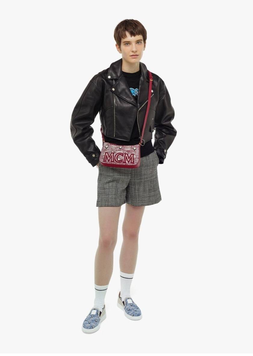 M.C.M MINI SHOULDER BAG IN VINTAGE JACQUARD MONOGRAM คอลเลคชั่นใหม่ล่าสุด โดดเด่นด้วยลายโมโนแกรม ถักทอบนผ้า woven jacquard กระเป๋าสะพายทรงพอชที่ไม่ธรรมดา มาพร้อมสายสะพายในตัว สามารถปรับใช้ได้ 2 แบบ สายยาวสะพายข้าง หรือจะนำสายเส้นกลางออกและปรับใช้สะพายไหล่