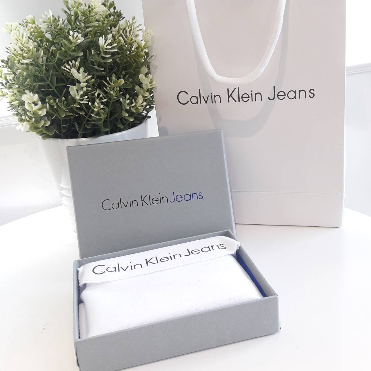 Set กระเป๋าสตางค์ชาย Calvin Klein Short Wallet กระเป๋าสตางค์ใบสั้น ของแท้100% ได้มายากมากค้าาา น้ำหนักเบา ด้านหน้าประดับด้วยโลโก้แบรนด์โลหะเงิน ด้านในเปิดได้ทั้งแบบสองและสามพับ ช่องใส่บัตรเยอะจุใจ ท่านไหนที่กำลังมองหาของขวัญสุดหรู ให้คุณผู้ชาย เซ็ตนี้ตอบโ