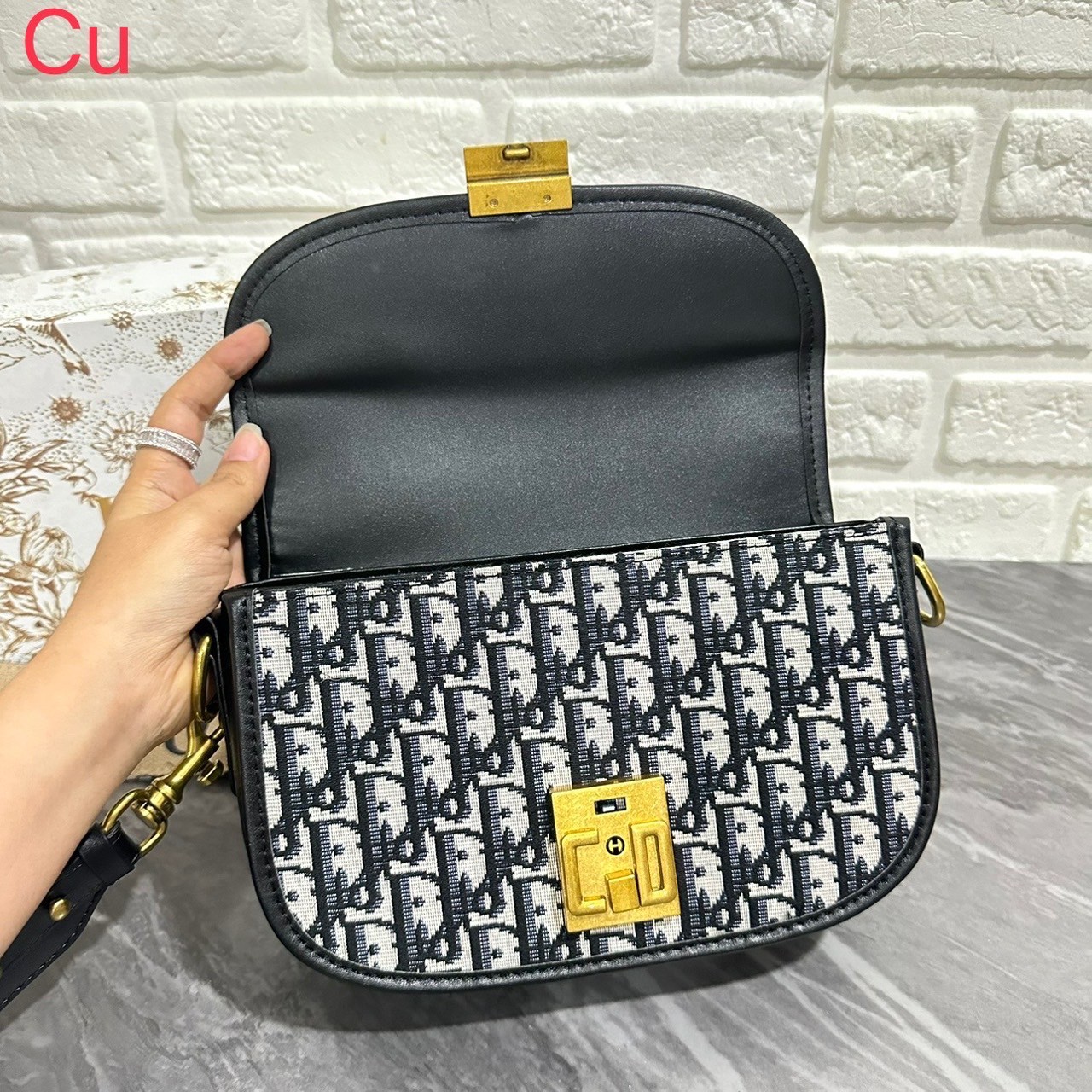 DIOR Oblique Dior Addict Flap Bag / Dioraddict Bag / DIOR BAG กระเป๋าสะพายดีไซน์คลาสสิค สวยผู้ดี โดดเด่นด้วยโลโก้และอะไหล่ตัวล็อคสีทอง