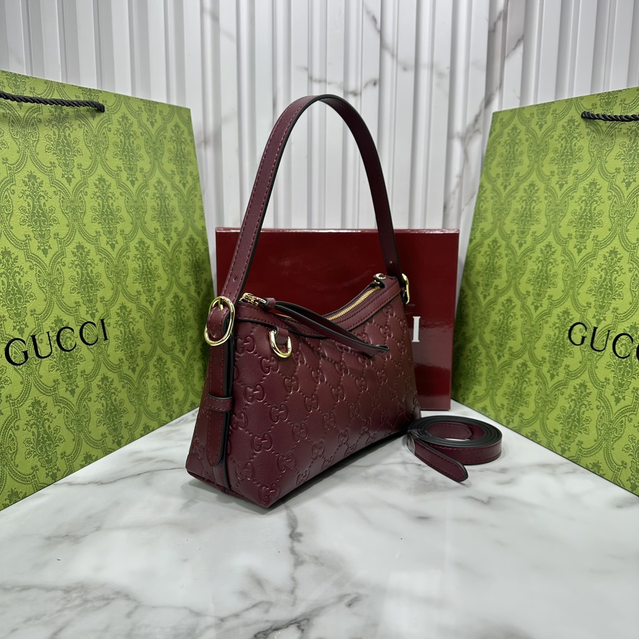 ORI หนังแท้ | Gucci GG Emblem small shoulder bag กระเป๋าสะพายทรงพอช ถือ/คล้องไหล่เก๋ๆหรือสะพายข้างได้ ทรงสวยคลาสสิค มีอะไหล่ห่วงสำหรับห้อยพวงกุญแจได้ เป็นไอเท็มต้องมีและยกเป็น everyday bag ได้เลย
