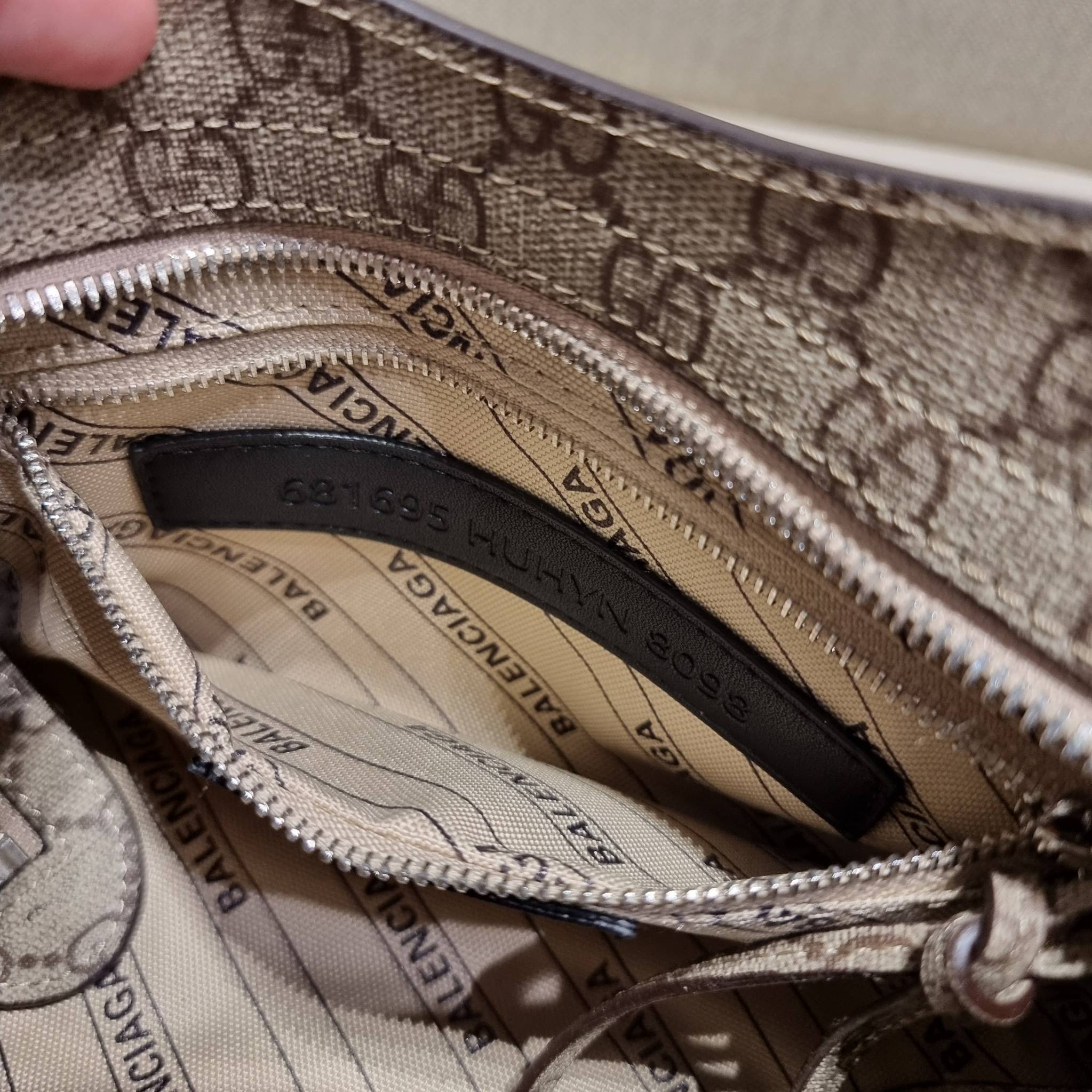 ไซส์ใหม่ กับรุ่นคอลแลบอีกหนึ่ง ที่ฮอตติดลมไม่เลิก!! Gucci×Balenciaga neo classic small bag กระเป๋าถือ/สะพายข้างที่โดดเด่นในสไตล์ที่ไม่ซ้ำ ไม่เกร่อ ดีไซน์มีกิมมิคและลูกเล่นแพรวพราว ทั้งหนังรูดซิป ทั้งหูจับ ทั้งความตกแต่ง มีดีเทลอัพราคาไปหมด วัสดุหนังแคนวาส