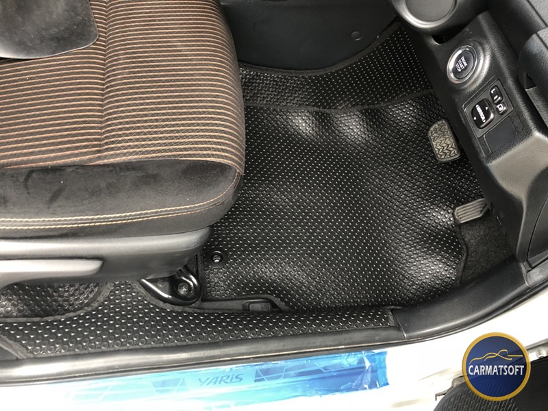 ยางปูพื้นรถยนต์ YARIS 2013-2017 แบบกระดุมเม็ดเล็กpvc สีดำ เต็มคัน