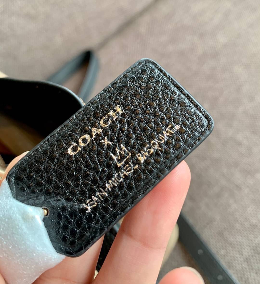 ใบใหญ่ตามมาติดๆ ห้ามพลาดค่า! Coach X Jean Michel Basquiat Town Bucket Bag In Signature Canvas ((C5787)) พร้อมส่งใบใหญ ใส่จุใจเลยจ้าา😘 กระเป๋าทรงถังใหญ่ วัสดุหนังแคนวาส หนังนิ่มสวยงาม 💥จุดเด่นคือเพนท์รูปก็อตซิล่าสวมมงกุฏ เป็นการออกแบบโดยการ