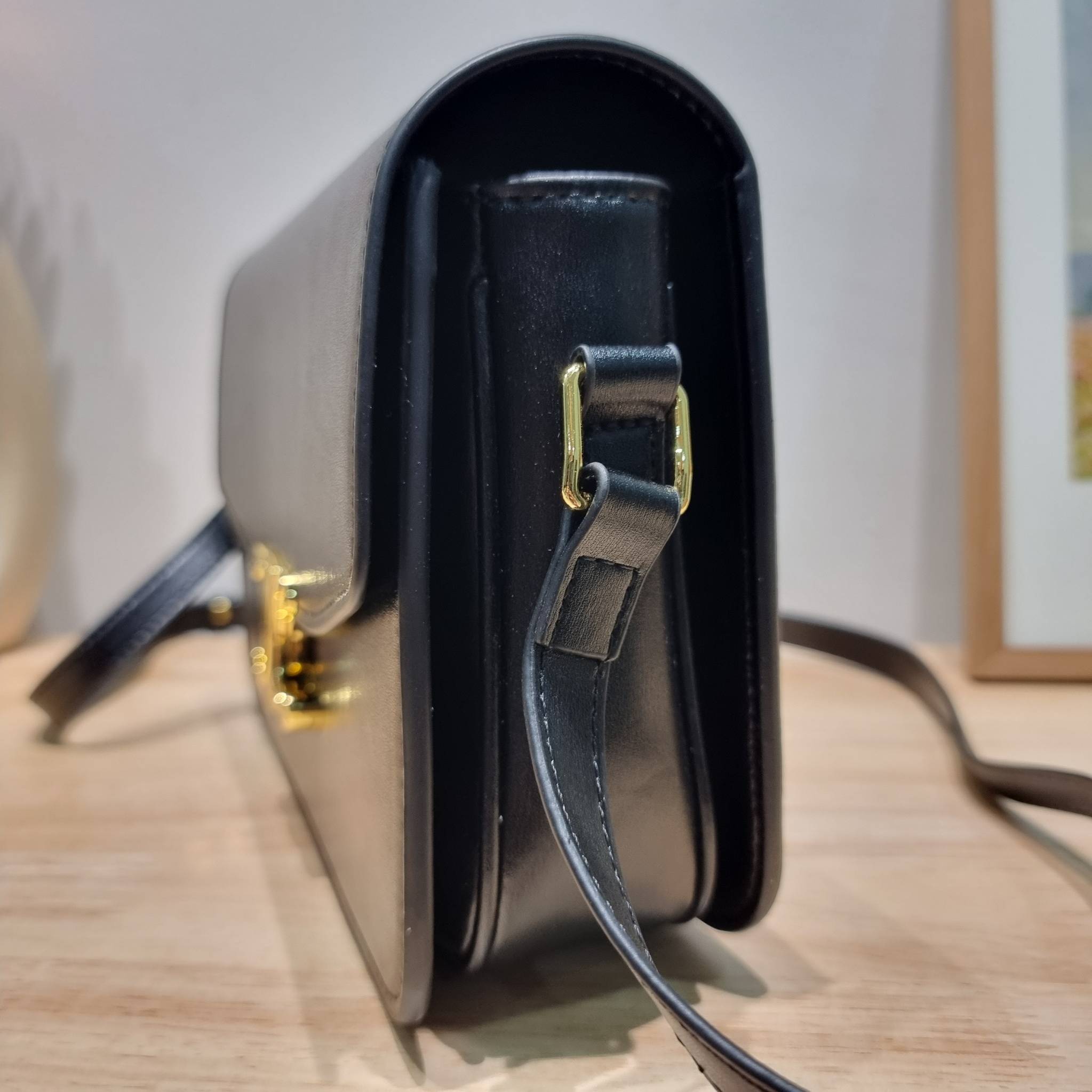 CELINE CLASSIQUE TRIOMPHE BAG IN SHINY CALFSKIN ไอเท็มสุดคลาสสิค ที่ขาดไม่ได้ กระเป๋าสะพายทรงสวยคลาสสิค แฝงความผู้ดี ที่ใช้ได้ทั้งชายหญิง วัสดุหนังคุณภาพดี