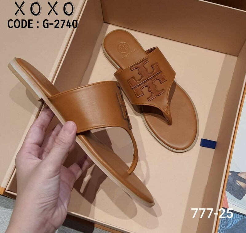 TORY BURCH SANDELS แตะหนีบ งานชนช้อป งานสวยมากคะ วัสดุหนัง PU ด้านหน้าว่างลายโลโก้แบรนด์ เรียบ หรู ดูแพงเกินราคาขายแน่นอนคะ แมทส์เข้าชุดง่าย น้ำหนักเบา