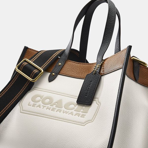 ของแท้ 💯% COACH C0777 FIELD TOTE 30 IN COLORBLOCK WITH COACH BADGE กระเป๋าสะพายทรงโท้ท รุ่นคลาสสิคย้อนยุค สีเรียบหรู ใช้ได้ในทุกโอกาส วัสดุหนัง pepble เต็มใบ มาพร้อมสายสะพาย crossbody เส้นใหญ่ ทนทาน สีตัดโทนกับกระเป๋าอย่างลงตัว