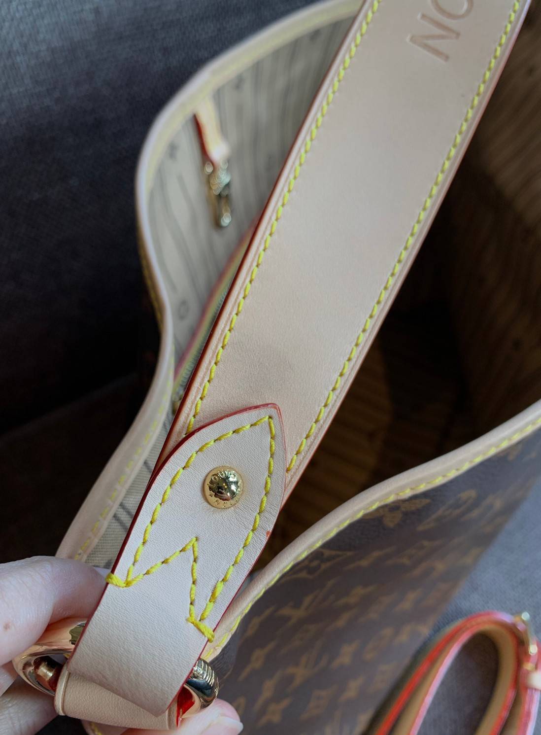 ชอบๆใบใหญ่ ใส่ได้เยอะจริงๆค่าา!! LOUIS VUITTON MONOGRAM DELIGHTFUL ((M)) ((PREMIUM GIFT LV)) พร้อมส่งค่ะสาวๆ กระเป๋าทรงสูง ใบใหญ่ หนังแกะสังเคราห์ นิ่มสวย ขอบหนังขัดสีธรรมชาติ((พื้นผิวจะมีสีดำๆ)) หูหิ้วปั้มโลโก้LV สวย