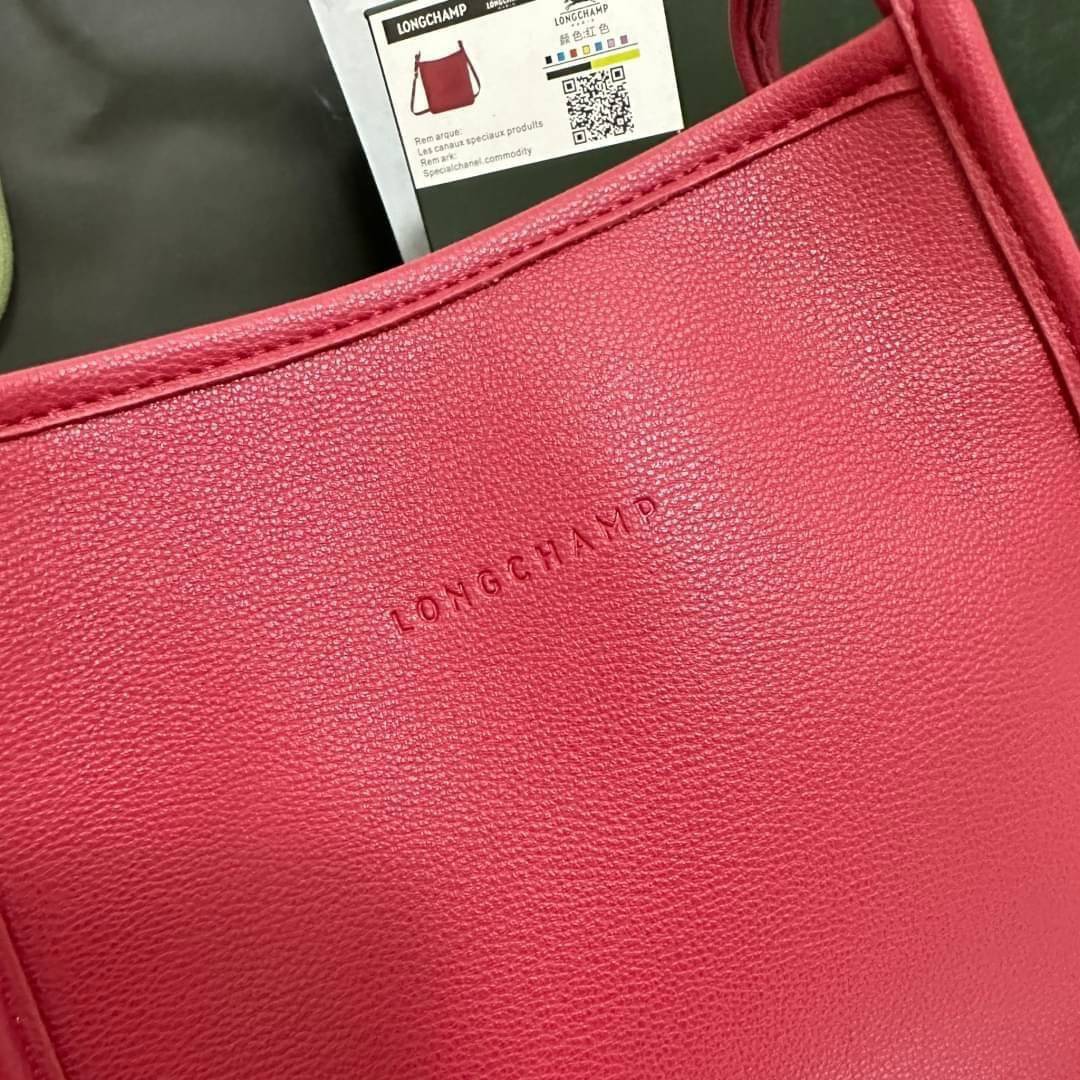 LONGCHAMP LE FOULONNÉ CROSSBODY BAG กระเป๋าสะพายที่เรียบง่ายและดูดี การออกแบบที่คล่องตัวของรุ่นนี้เหมาะอย่างยิ่งสำหรับผู้หญิงที่มีบุคลิกที่ต้องการกระเป๋าสไตล์แบบเรียบง่าย