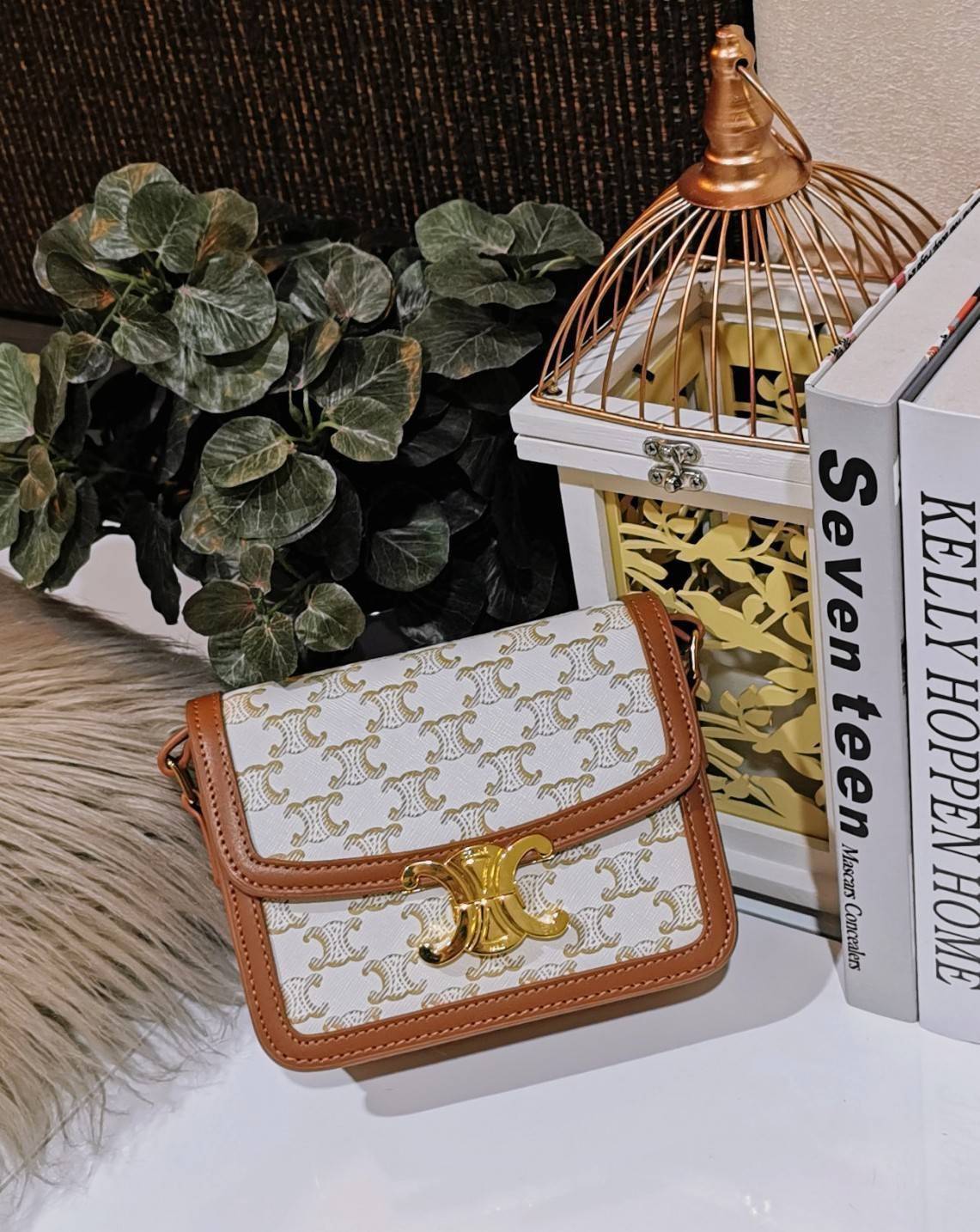 CELINE TRIOMPHE CROSSBODY BAG VIP GIFT WITH PURCHASE-GWP พรีเมี่ยมกิ๊ฟ Limited Edition จาก CELINE PERFUME DUTY FREE COUNTER วัสดุ TRIOMPHE CANVAS & LEATHER ดีไซน์ยอดนิยมสไตล์สาว LISA