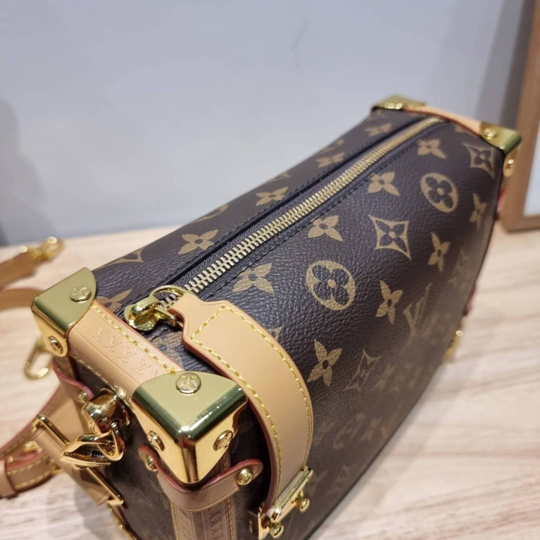 LV SIDE TRUNK MONOGRAM สุดยอดกระเป๋าไอคอนนิค ทรงสวย ใหม่ล่าสุด สวยมีเสน่ห์ รูปทรงกล่อง โดดเด่นด้วยหมุดเข้ามุม ซิปเปิด-ปิดล็อคได้ วัสดุหนังแคนวาส