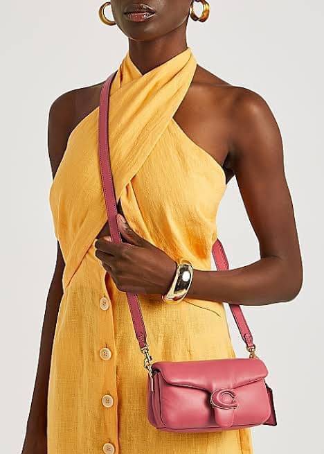 Coach Pillow Tabby Shoulder Bag 18 หนัง nappa หนานิ่ม นุ่มมากๆ รุ่นใหม่ล่าสุดค่ะ! พร้อมโลโก้รุ่นใหม่ด้วยเช่นกัน เพิ่มความหรู ดูดีเข้าไปอีกค่ะ เปิดปิดกระเป๋าแบบกระดุมแมาเหล็ก ภายในมีช่องใส่ของสองช่อง; สามารถใส่กระเป๋าเงินใบสั้นได้;พาสปอร์ตได้;มือถือได้ ค่ะ