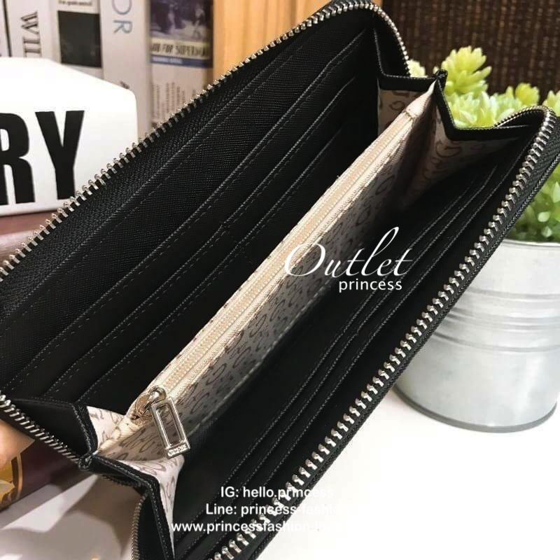 GUESS FACTORY LONG WALLET กระเป๋าสตางค์ใบยาวซิปรอบหนัง Saffiano สวยอยู่ทรงสไตล์ PRADA ด้านหน้ามีโลโก้แบรนด์สวยน่าใช้ เปิดปิดด้วยซิปรอบหัวซิปแบรนด์ ภายในมีช่องซิป ช่องใส่ธนบัตรและช่องใส่บัตรหลายช่อง สวยน่าใช้ทุกสี ภาพถ่ายจากสินค้าจริงพร้อมส่งที่ไทยราคาดีห้
