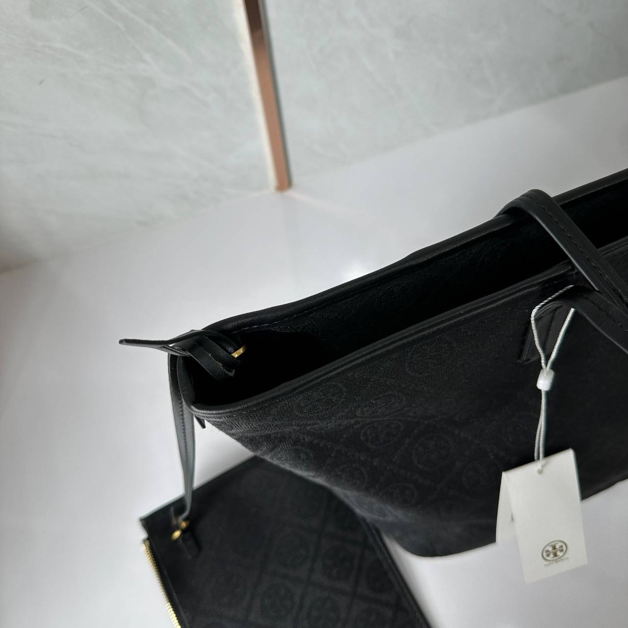 TORY BURCH T MONOGRAM ZIP TOTE (ใบใหญ่) / TORY TOTE BAG กระเป๋าทรงโท้ทพร้อมกระเป๋าใบใหญ่ วัสดุผ้าแจ็คการ์ดตัดขอบหนัง