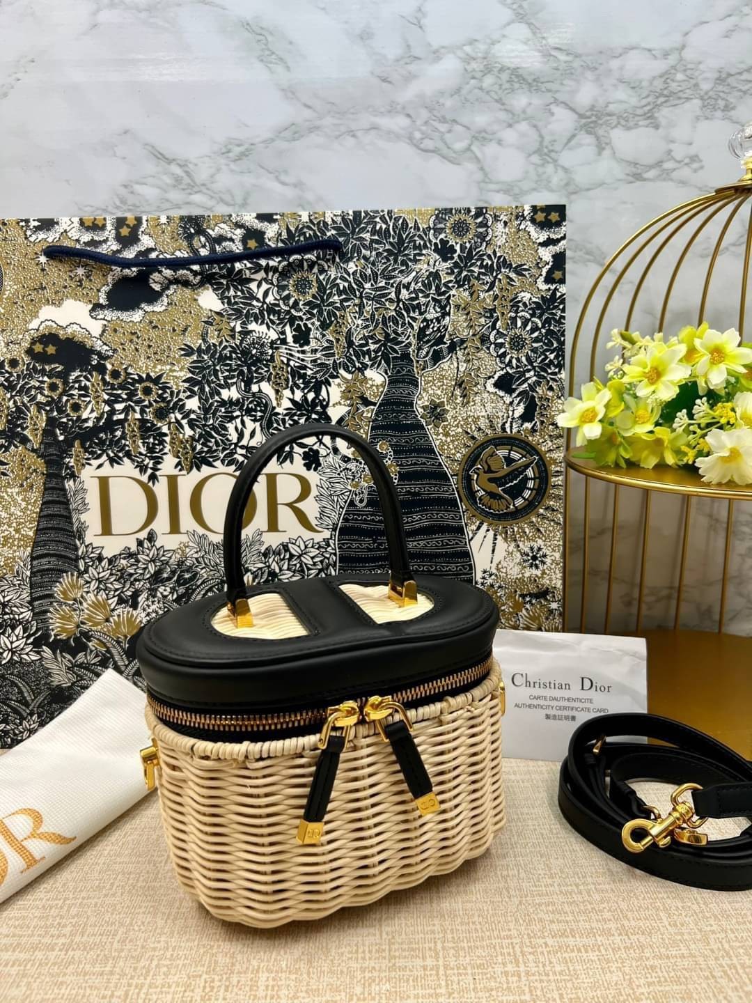 SMALL DIOR CD SIGNATURE VANITY CASE Natural Wicker and Black / Dior vanity 16cm กระเป๋าสานทรงกล่องใบเล็กกะทัดรัด น่ารักมาก งานปราณีตมาก ดีไซน์สวยโดดเด่น มีหูจับในตัว ภายในเป็นช่องโล่งสำหรับจัดเก็บสิ่งของเล็กน้อย เป็นอีกหนึ่งไอเท็มที่ไม่อยากให้พลาดเลยน้า