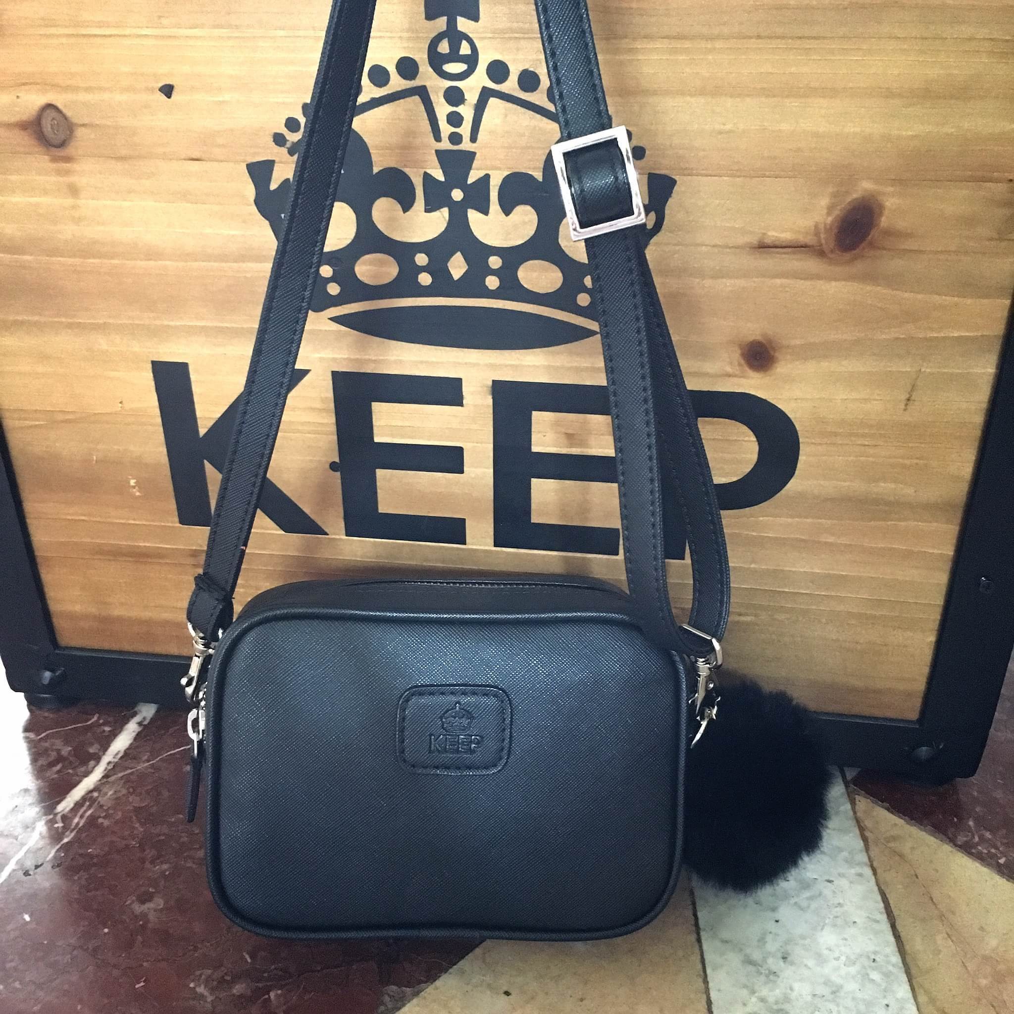 สินค้าขายดีมากี่รอบก้อหมด KEEP รุ่น Saffiano Box clutch&shoulder bag กระเป๋าสะพายทรงน่ารัก ตัวกระเป๋าถอดสายถือเป็นคลัช ออกงาน หรือสะพายพาดลำตัวได้เลย จุดเด่น ที่ตัวกระเป๋าทำจากหนัง Saffiano prada คะ สวย ทน ดูแลทำความสะอาดได้ง่าย ขนาดกำลังดีใส่โทรศัพท์ ได้