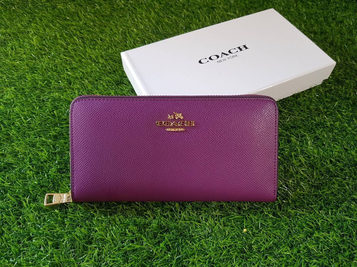 Coach longvwallet กระเป๋าสตางค์ใบยาวซิปรอบ ด้านหน้าตประดับโลโก้แบรนด์ อะไหล่ทอง ซิปแบรนด์ปั๊ม ภายในมีช่องใส่บัตร 1 2ช่อง และช่องใส่ธนบัตร 3 ช่อง มีช่องซิปกลางใส่เหรียญค่ะ