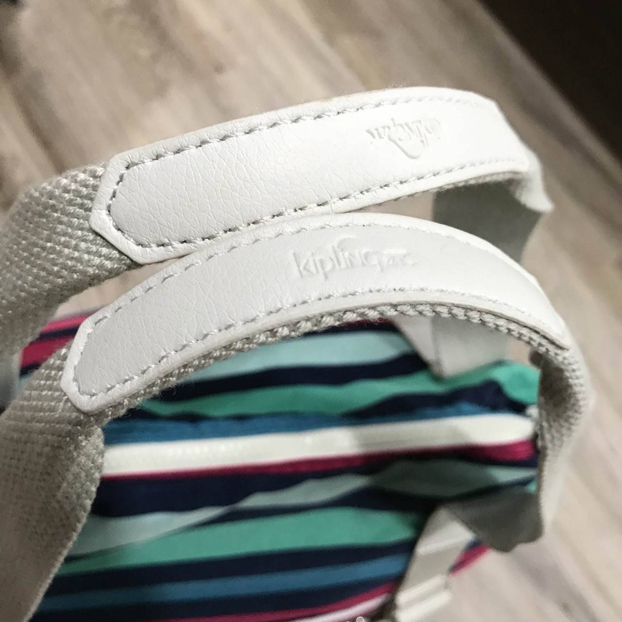 NEW ARRIVAL! KIPLING ART (LARGE) TOTE BAG 2018 กระเป๋าถือหรือสะพายรุ่นใหม่ใบใหญ่จุใจสาวๆที่สัมภาระเยอะ วัสดุ Nylon+Polyester 100% น้ำหนักเบา โดดเด่นที่สามารถรูดซิปมุมกระเป๋าเปลี่ยนทรงได้ไม่จำเจ มีหูหิ้วสะพายไหล่ได้ มือจับหูหิ้วเป็นหนังปั้มโลโก้ พวงกุญเเจล