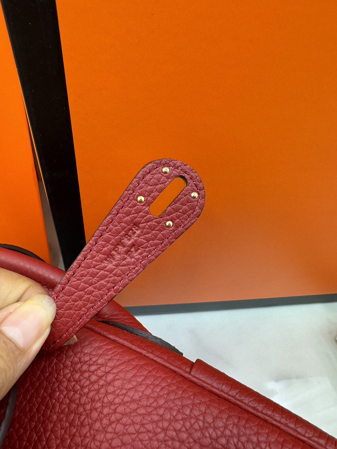 พร้อมส่ง 15 สี HERMES Lindy 26 bag กระเป๋าทรงโท้ทหนังสวยอย่างดี เอกลักษณ์ของความเรียบหรูไฮคลาสอย่างสมบูรณ์แบบ เกรดออริ สลับแท้ งานสวยตามรูป ใช้งานต่างประเทศได้