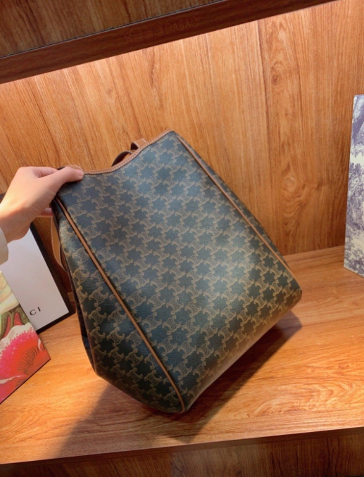 พรีเมี่ยมกิ๊ฟแท้ 100% 】CELINE SHOPPING BAG VIP GIFT WITH PURCHASE (GWP) กระเป๋าสะพายพรีเมี่ยมกิ๊ฟ Limited จาก CELINE HAUTEPARFUME DUTY FREE วัสดุ TRIOMPHE CANVAS หนังสวยอยู่ทรงกันน้ำในดีไซน์ทรง TOTE สวยหรูคลาสสิคไม่มีเอ้าท์