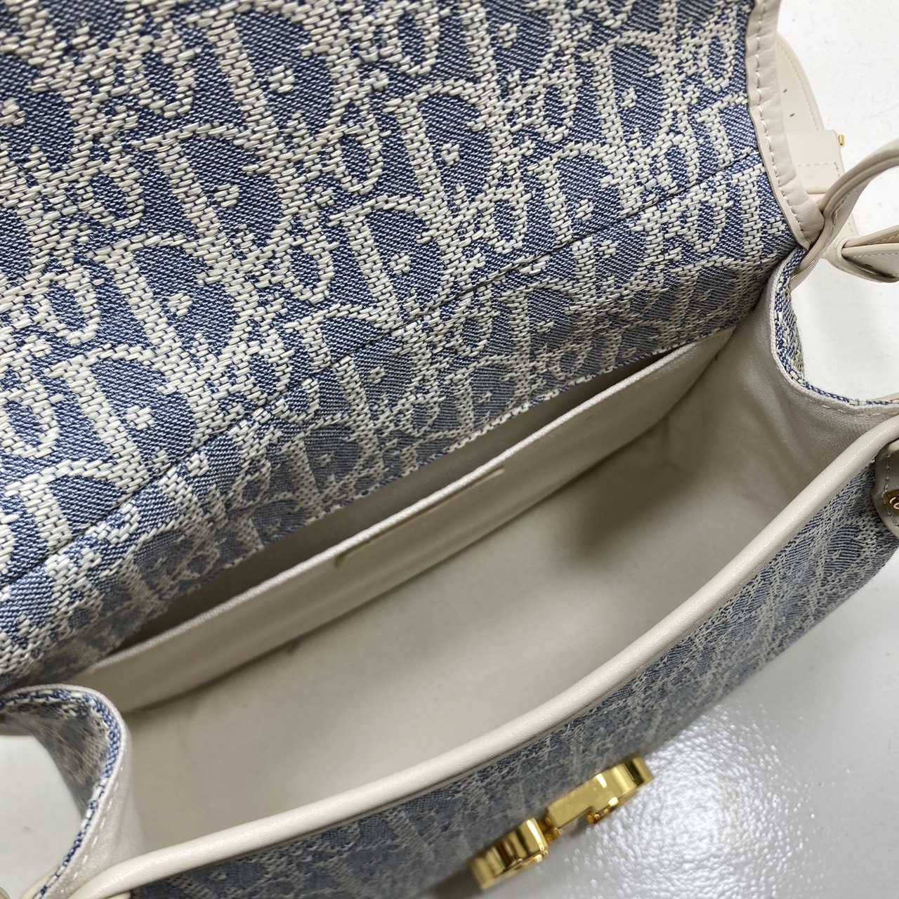 ORI หนังแท้ | DIOR Satchel Medium 30 Montaigne Dior Oblique jacquard fabric กระเป๋าสะพายไอเทมใหม่ประจำ Fall 2025 ยกระดับไลน์ 30 Montaigne ด้วยดีไซน์แบบแคชชวลที่เสริมด้วยรายละเอียดสุดประณีตบรรจง จากผ้าแจ็กการ์ดลาย