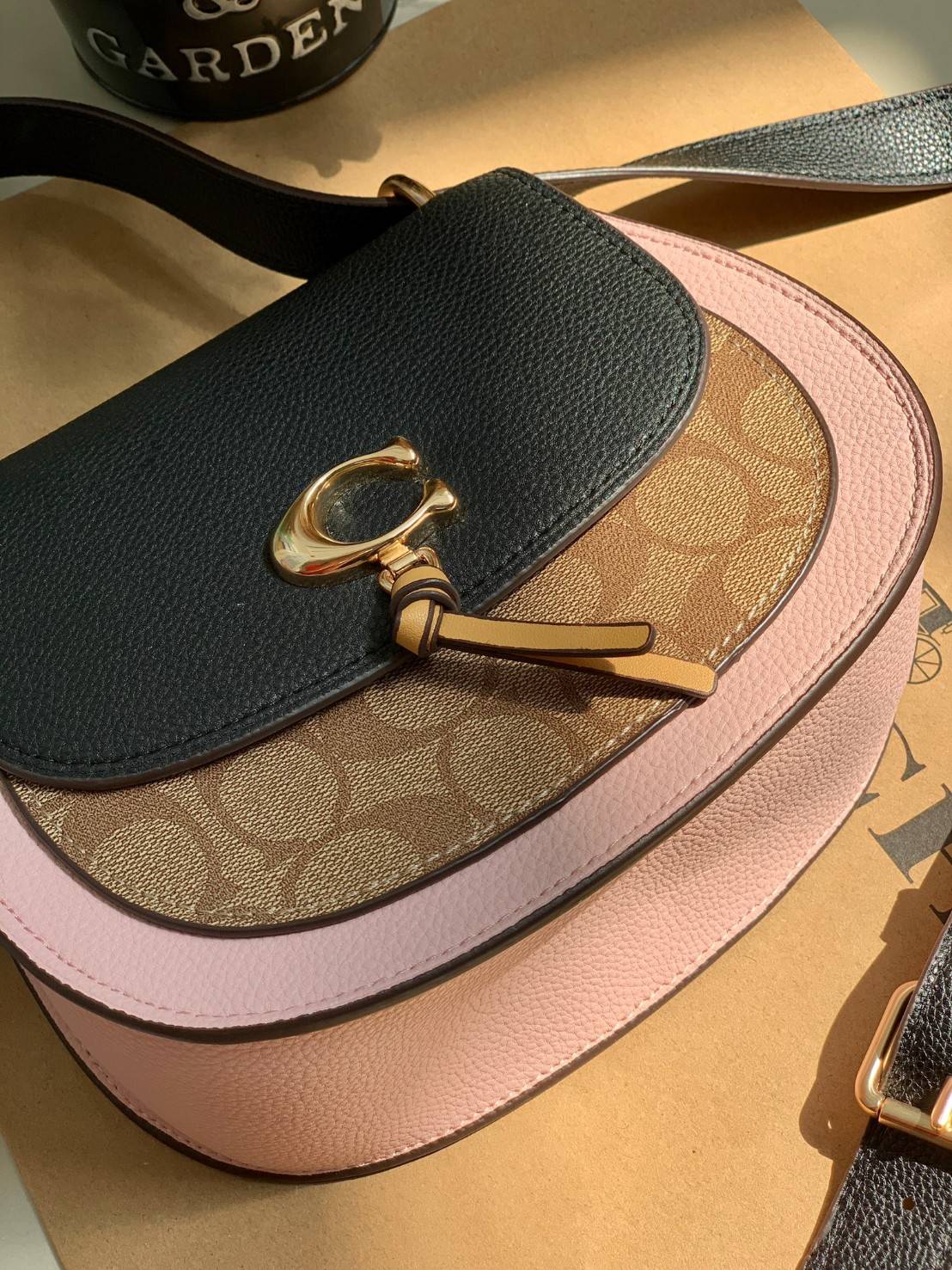 OUTLET 】COACH REMI SADDLE BAG IN COLORBLOCK ((1330)) รุ่นแนะนำ คลาสสิคน่าใช้มากๆ วัยใสๆใช้ดีค่ะ 😘 พร้อมส่งที่ไทยอีกครั้ง! กระเป๋าสะพายข้าง//ครอสบอดี้ร์//หรือทบเป็นสายคู่สะพายไหล่ได้ค่ะ แล้วแต่ชอบเลยค่ะ! วัสดุหนังแท้ ลายหนังสวยมากๆค่ะรุ่นนี้ หลงรัก