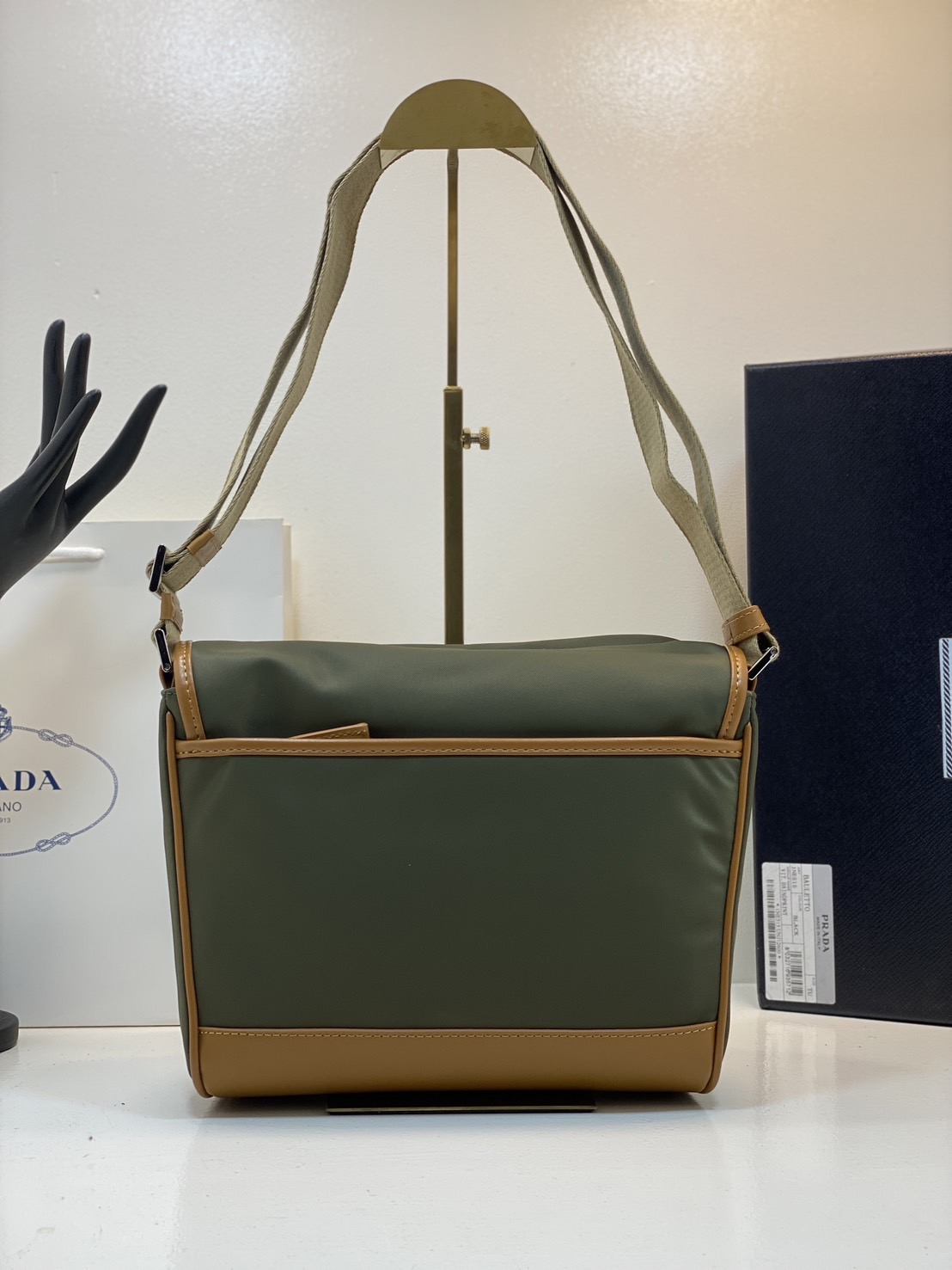 PRADA Re-Nylon and leather shoulder bag / PRADA Messenger Bag กระเป๋าสะพายคอมพลีทครีเอทลุคหล่อเท่ เกรดออริ สลับแท้ 1:1 ใช้งานต่างประเทศได้