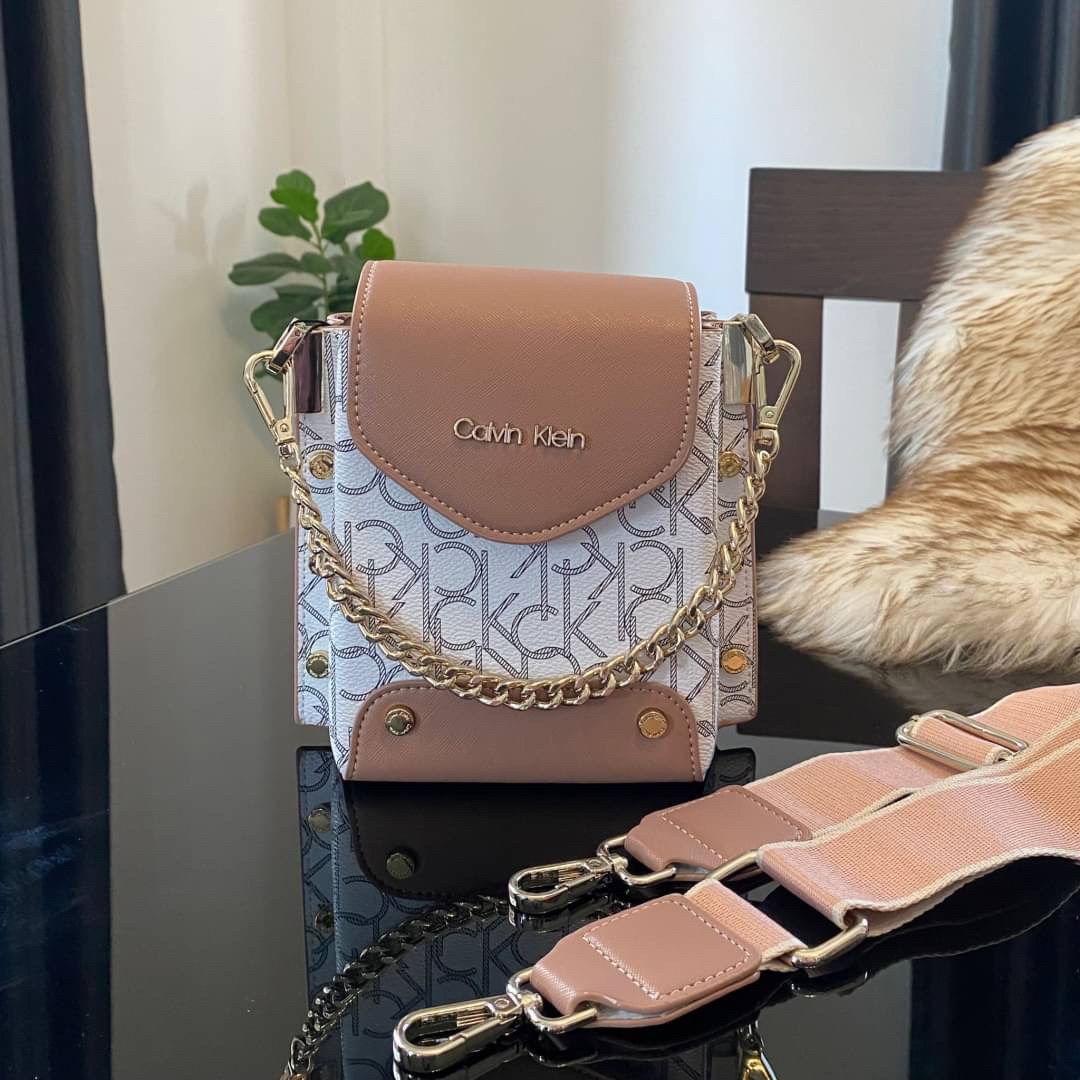 CALVIN KLEIN JEANS crossbody bag กระเป๋าถือหรือสะพาย ลายซิกเนเจอร์แบรนด์ทั้งใบ เปิด-ปิดกระเป๋าด้วยกระดุมแม่เหล็ก ด้านในแบ่งเป็น 2 ช่องหลัก และมีช่องเล็กใส่ของจุกจิก ซับในลายแบรนด์อย่างดี มาพร้อมสายสะพายยาวปรับระดับได้ฟรีไซต์ สามารถใช้ได้หลากหลายโอกาสค่ะ