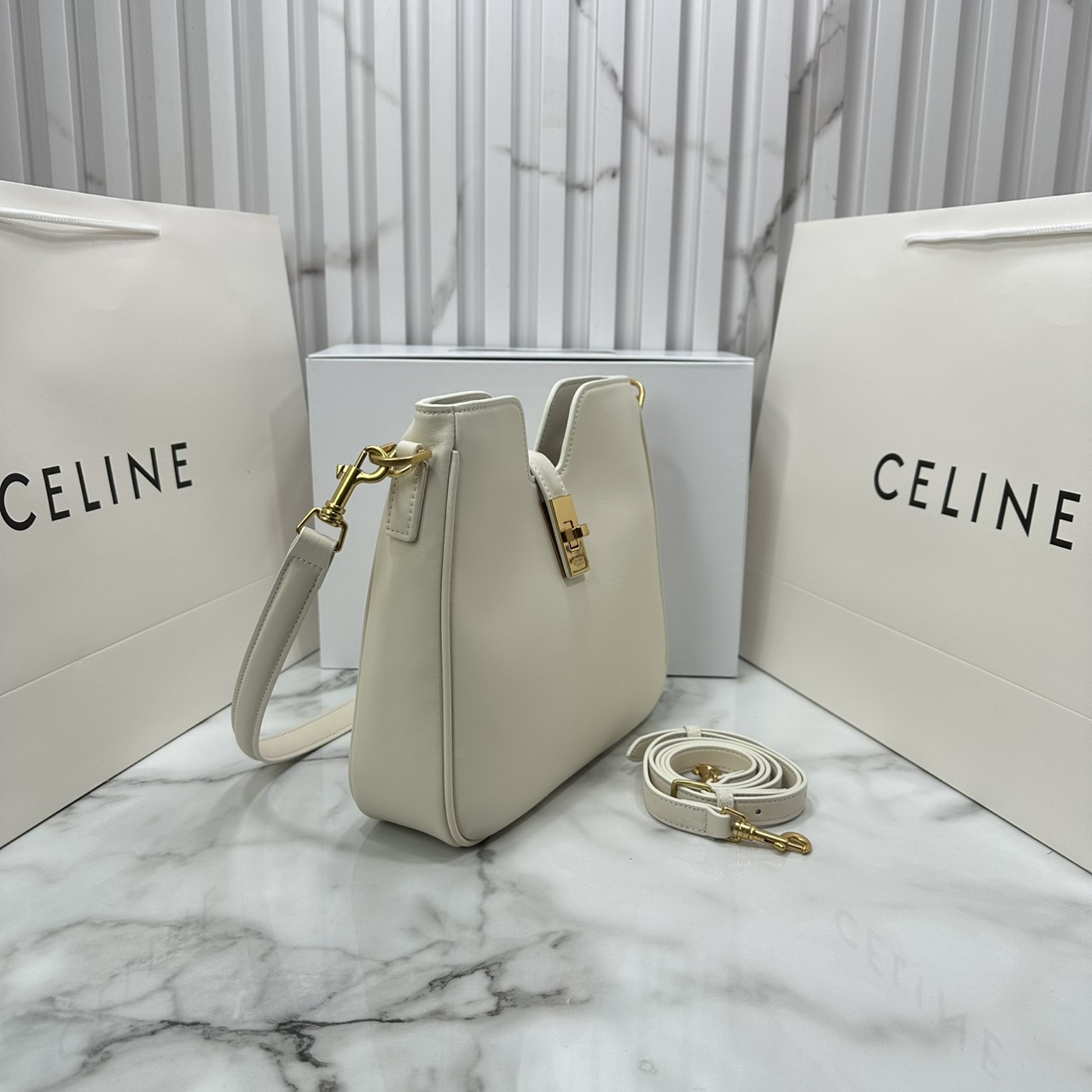 ORI หนังแท้ | CELINE SMALL CAMILLE 16 SOFT BAG IN SMOOTH LEATHER กระเป๋าสะพายรุ่นใหม่ล่าสุดของไลน์ 16 soft รูปทรงแบบโฮโบที่มาพร้อมดีไซน์ที่ใช้งานได้จริง หรูหราและโดดเด่น ฝาพับหนังกับตัวปิดแบบ Turnlock สีทองรูปทรงคล้ายอัญมณี