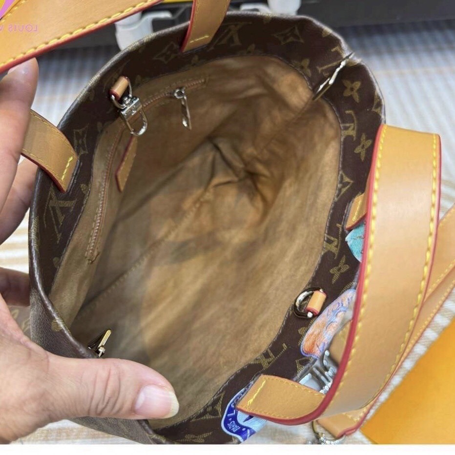 LV Flight Mode Onthego Voyage Bag / LV Tote Bag signature travel sticker print กระเป๋าทรงโท้ทใบใหญ่ รุ่นลิมิเต็ด โดดเด่นด้วยแท็กสติกเกอร์พิมพ์ลายท่องเที่ยว ให้ความวินเทจแต่ยังคงความหรูหราในตัว สวยหรูลงตัว ภายในโล่งกว้าง จุของได้อย่างจุใจ