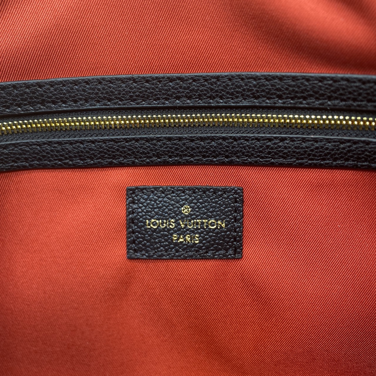 TOP ORI หนังแท้ | LV Keepall Bandoulière 45 bag กระเป๋าสะพายใบใหญ่ หนัง Empreinte ลาย Monogram Flower และสัญลักษณ์ LV ขนาดโอเวอร์ไซส์โทนสีอ่อน หนังโทนสีกลมกลืนกันแมตช์กับฮาร์ดแวร์สีทองบริเวณแถบด้านข้าง