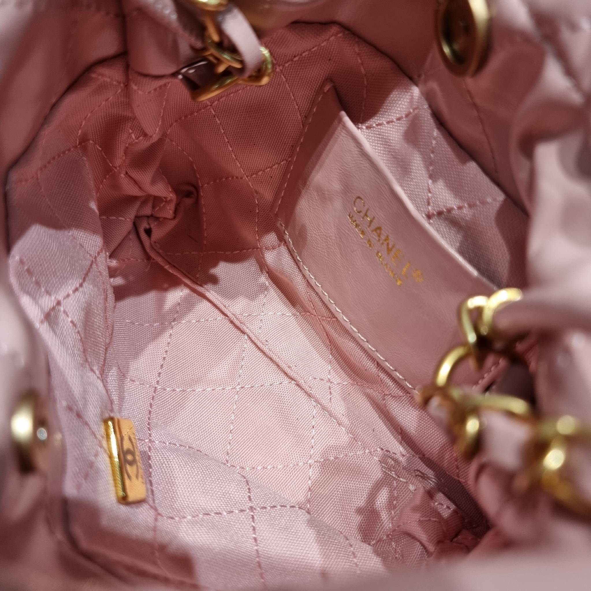 Chanel 22 mini bag / CHANEL 22 MINI HANDBAG พร้อมส่ง 4 สี กระเป๋าสะพาย ดีไซน์เรียบหรู โดดเด่นจากสายสะพายโซ่สีทอง และเหรียญโลโก้ ใช้ได้ง่ายๆไปเลยทุกโอกาส