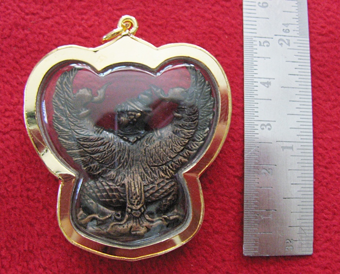 สินค้าหมดค่ะ จี้พญาครุฑหันข้างเนื้อเม็ดมะขามเลี่ยมทองไมครอนพร้อมใบคาถาค่ะ