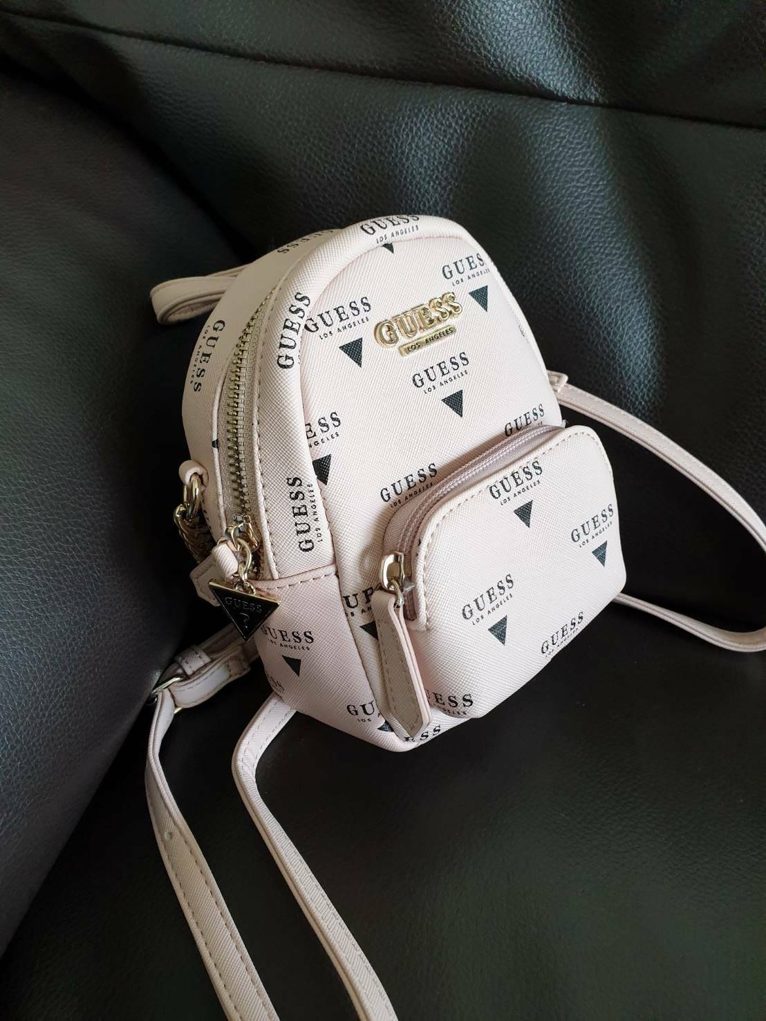 กระเป๋าสะพายข้าง Guess ด้านหน้าติดชื่อแบรนด์ มีช่องซิปด้านหน้า ด้านบนเป็นช่องเปิดปิดซิปมีสัญลักษณ์แบรนด์ติดที่ตัวจับซิปด้วย ด้านในเป็นช่องกว้าง มีช่องเสียบสิ่งของด้วยค่ะ ตัวสายสะพายเป็นโซ่ตัดต่อกับสายหนัง สามารถปรับระดับได้ สวยเก๋ขนาดนี้ รีบมาจับมาจองเป็น