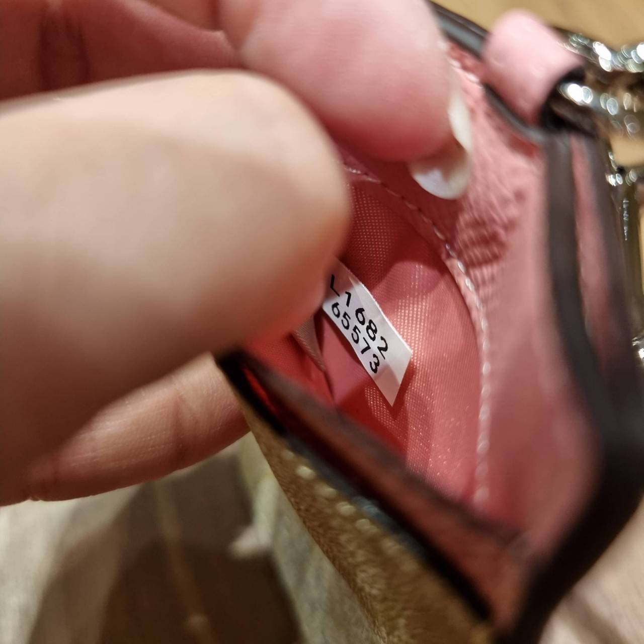 COACH ID LANYARD IN COLORBLOCK SIGNATURE CANVAS ง่ายๆแบบไม่ธรรมดา!! คลาสสิคแต่มีดีเทลโดดเด่น!! กระเป๋าถนอมบัตร พร้อมสายคล้องคอ ดีไซน์ลวดลายสวย ดูดีทุกแบบ ใช้งานง่าย พกพาสะดวก จะใส่บัตรพนักงาน บัตรเครดิต บัตรปชช. ใบขับขี่ และบัตรอื่นๆที่อยากจะใส่!! ตามใจไป