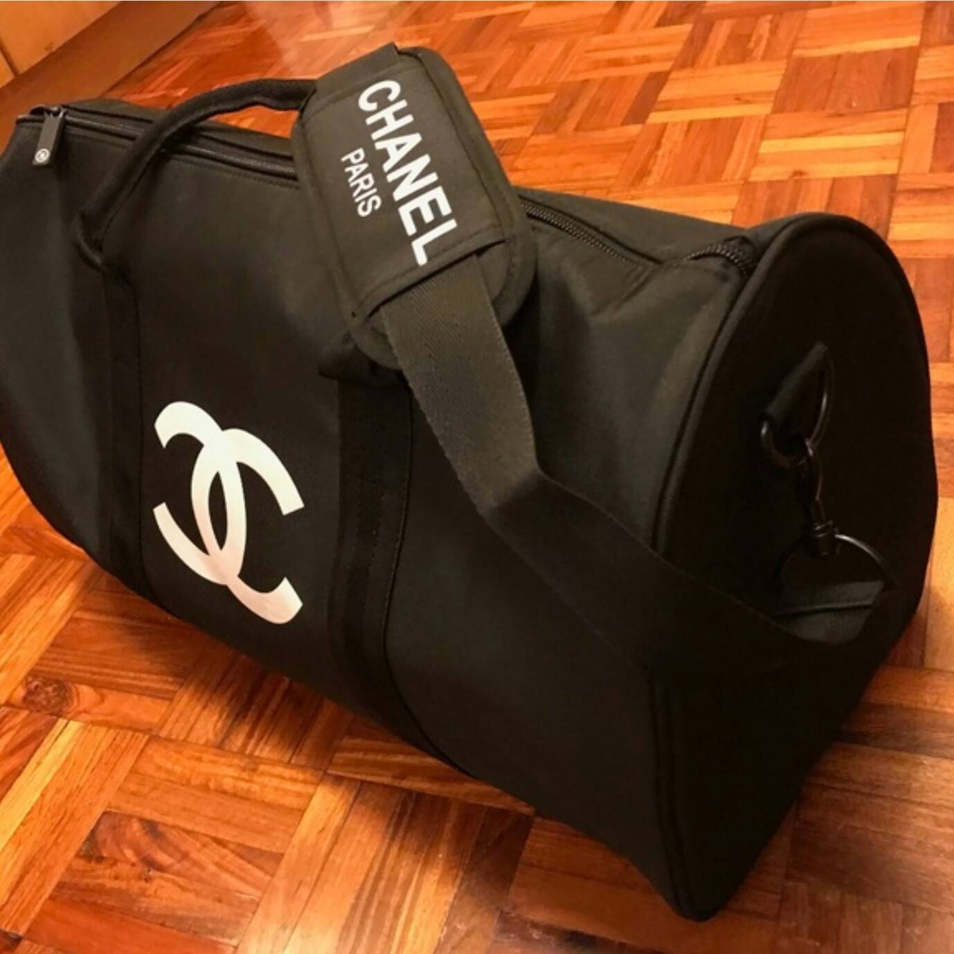 Best Price♡♡ ใช้ได้ทั้งหญิงชาย 💃💃 กับทรง travel & fitness bag กับ Chanel VIP Gift Bag Travel Bag Gym Duffel Weekend จากงานพรีเมี่ยมกิ้ฟแบรนด์หรูอย่าง Chanel ของแท้100% ตัวกระเป๋าเป็นผ้า Oxford หนาอย่างดี สกรีนโลโก้แบรนด์ตัดสี