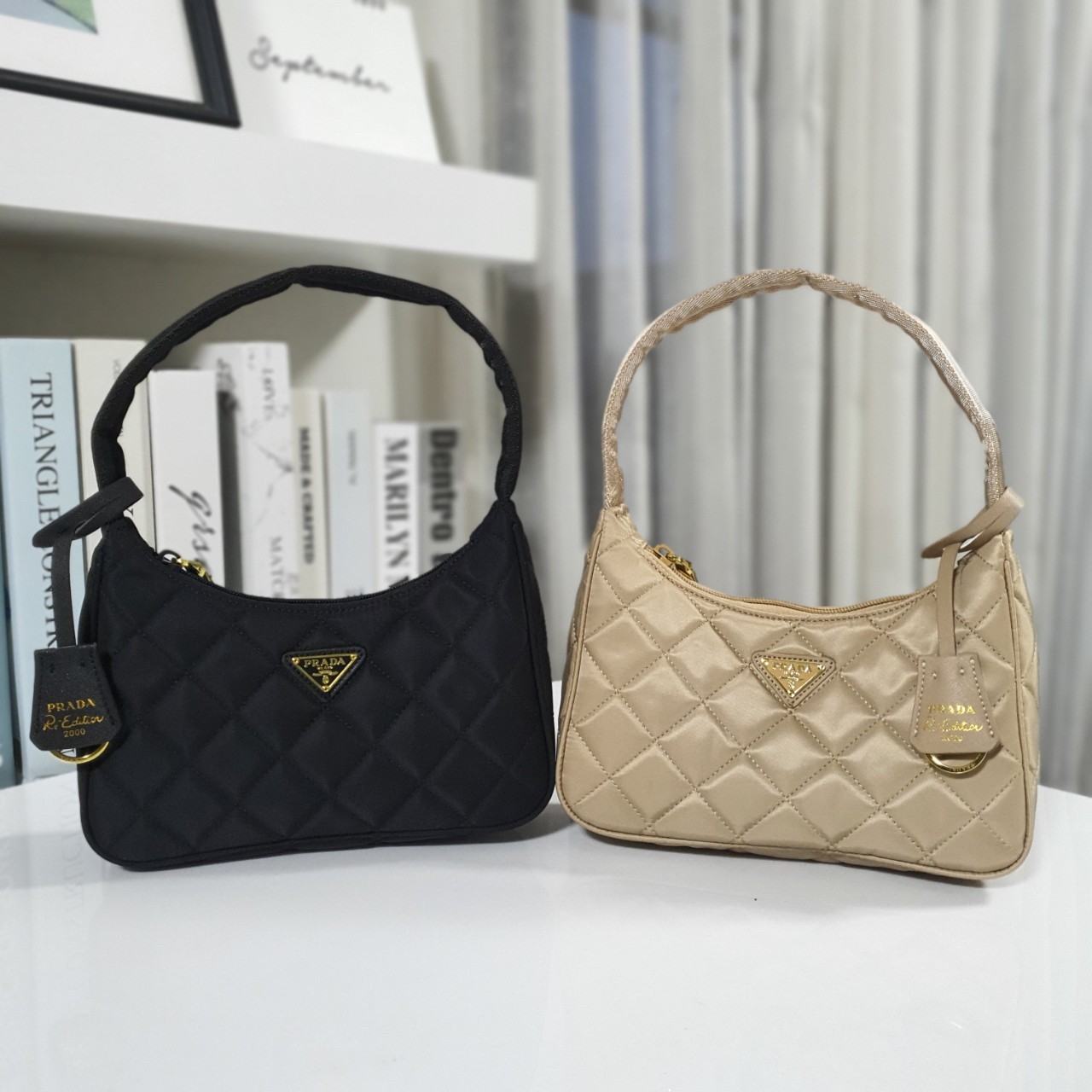 PRADA HOBO triangle motif padded bag รุ่นใหม่ล่าสุด!! PRADA NYLON HANDBAGS ขนาดกะทัดรัด อะไหล่ทอง วัสดุทำจากผ้าNylon ลายตาราง อย่างหนา อยู่ทรง กันน้ำได้ หายห่วงคะ