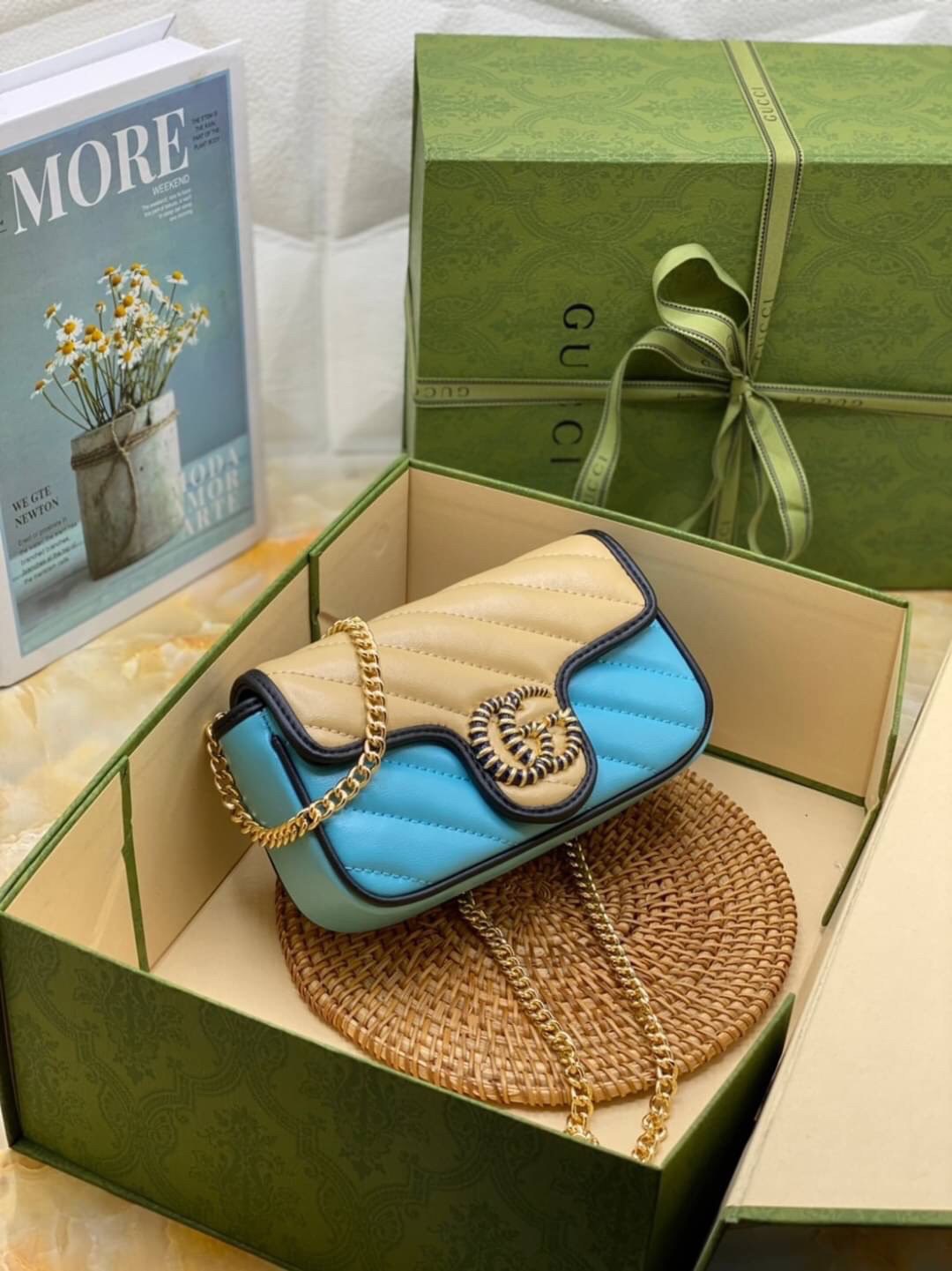 หนังแท้ VIP GIFT 】GUCCI GG Marmont super bag [mini & small] กระเป๋าสะพายข้าง โทนสีสดใสเล่นสีทูโทนตัดกันอย่างลงตัว เฟี๊ยดมากค่ะ ไซส์กะทัดรัด พกพาง่าย น้ำหนักเบา ดีไซน์สวย ภายในโล่งกว้าง มาพร้อมสายสะพายโซ่อะไหล่ทองในตัว ปรับใช้ได้ทั้งแบบสะพายเดี่ยว และสะพาย