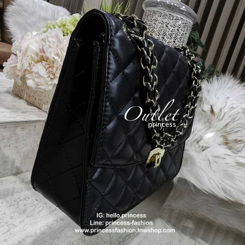 CHARLES & KIETH DETAIL CROSSBODY BAG กระเป๋าสะพายทรงเหลี่ยมดีไซน์สวยหรูคลาสสิควัสดุหนังนิ่มลายตารางอยู่ทรงสไตล์ Chanel เปิดปิดด้วยตัวล๊อคแบบพับอะไหล่ทองปั้มโลโก้ด้านหน้าสวยดูดี พร้อมสายสะพายโซ่ร้อยหนังสามารถสะพายไหล่หรือ Crossbody ก็ดูดี ภายในมีโลโก้และหน