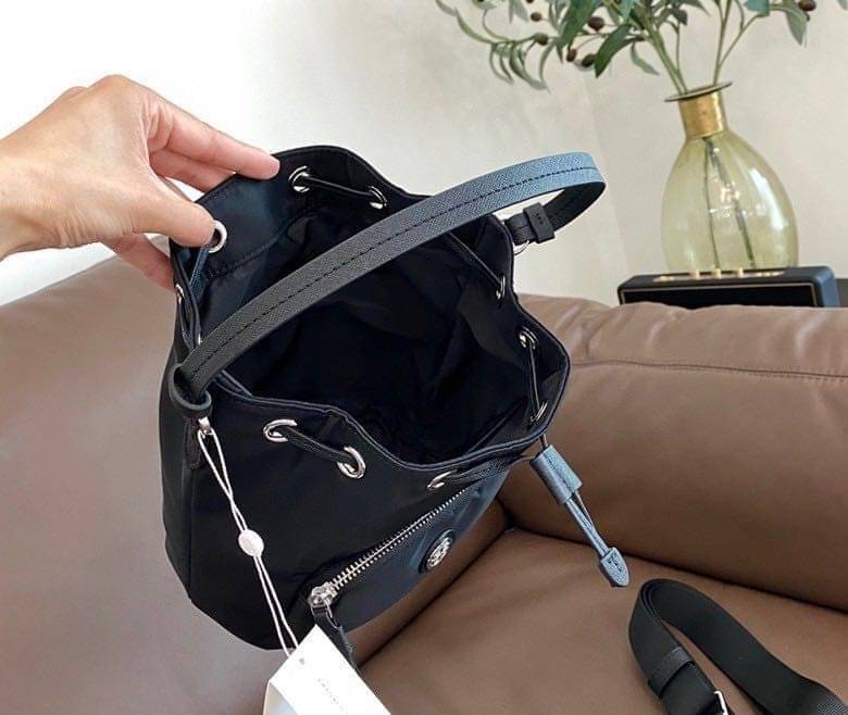 Tory Burch Virginia Nylon Bucket Bag / Tory Burch logo-plaque bucket bag กระเป๋าสะพายทรงบัคเก็ต เปิด-ปิดหนังรูดปากกระเป๋า มีหูหิ้วในตัว คล้องแขนเก๋ๆ ภายในเป็นช่องโล่ง มีช่องย่อย ใส่ของสำคัญจุกจิกได้ มีสายครอส จะสะพายไปไหนก็ได้ทุกโอกาส สวยเลิศทุกสี พร้อมส่