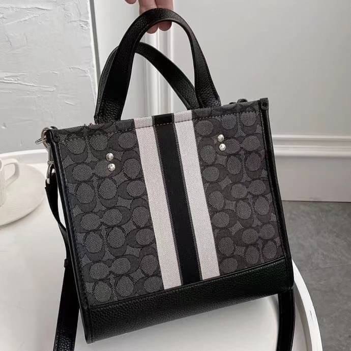 OUTLET 】COACH DEMPSEY TOTE 22 IN SIGNATURE JACQUARD WITH STRIPE AND COACH PATCH (COACH C7083) SILVER/BLACK SMOKE BLACK MULTI สีใหม่ น่าใช้อีกแล้ววว โทนดำคลาสสิกมากๆค่ะ กระเป๋าTOTE ทรงฮิตขนาดกำลังดี มีสายสะพายยาว ถอดได้ ปรับระดับได้ //ลุคไหนๆจัดว่าเกิดทุกง