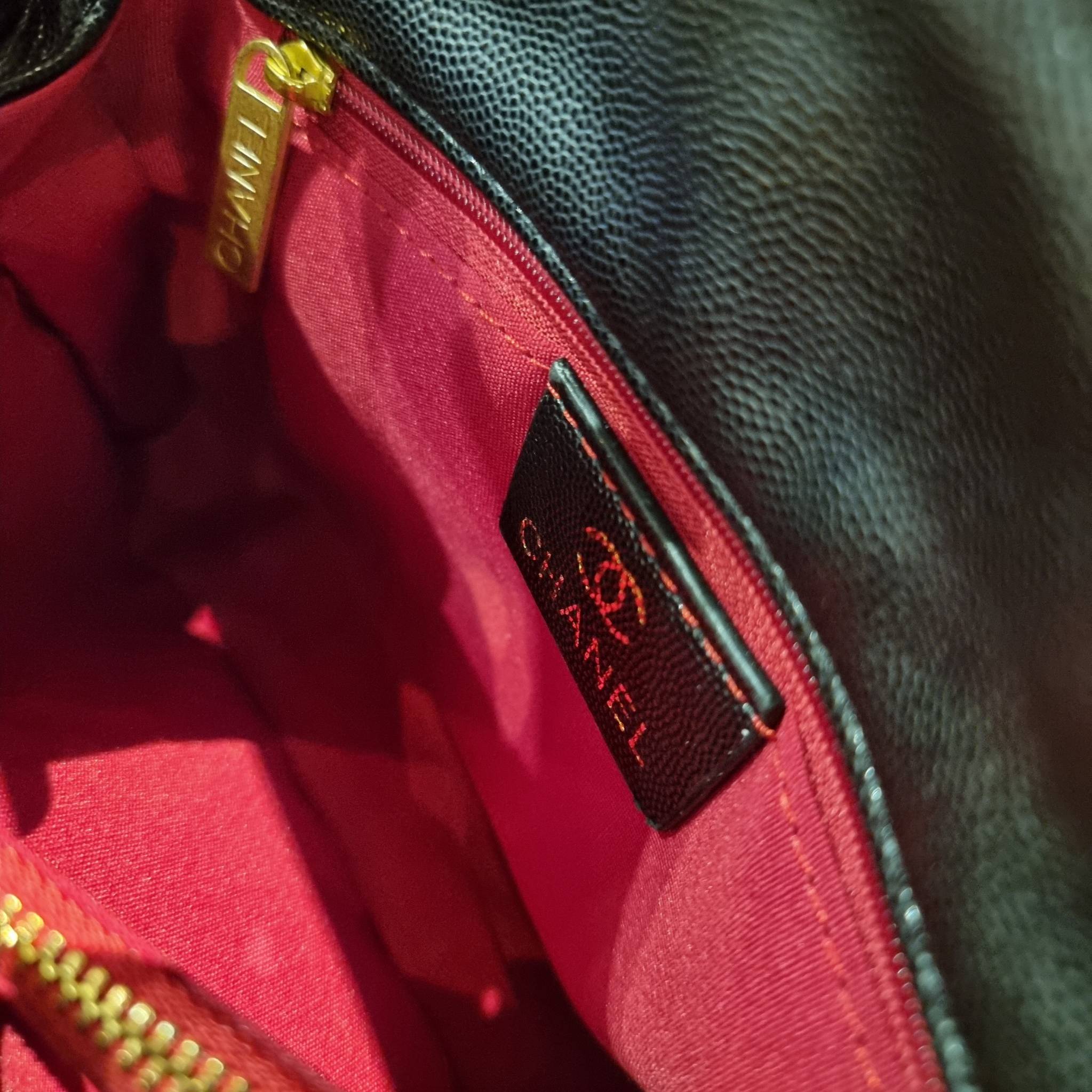 VIP 】รุ่นยอดฮิตตลอดกาล ไซส์กำลังสวย!! จากแบรนด์ Chanel กระเป๋าถือ/สะพาย หนังลายคาเวียร์ โลโก้เด่นชัด เปิด-ปิดกระเป๋าด้วยตัวบิดล็อค อะไหล่สีทองหรู ทรงสวยผู้ดี ภายในกระเป๋ามีช่องโล่งกว้างจุของได้พอสมควร มีช่องซิปแบ่งสัดส่วน ด้านหลังมีช่องเก็บของจุกจิกอีก 1 