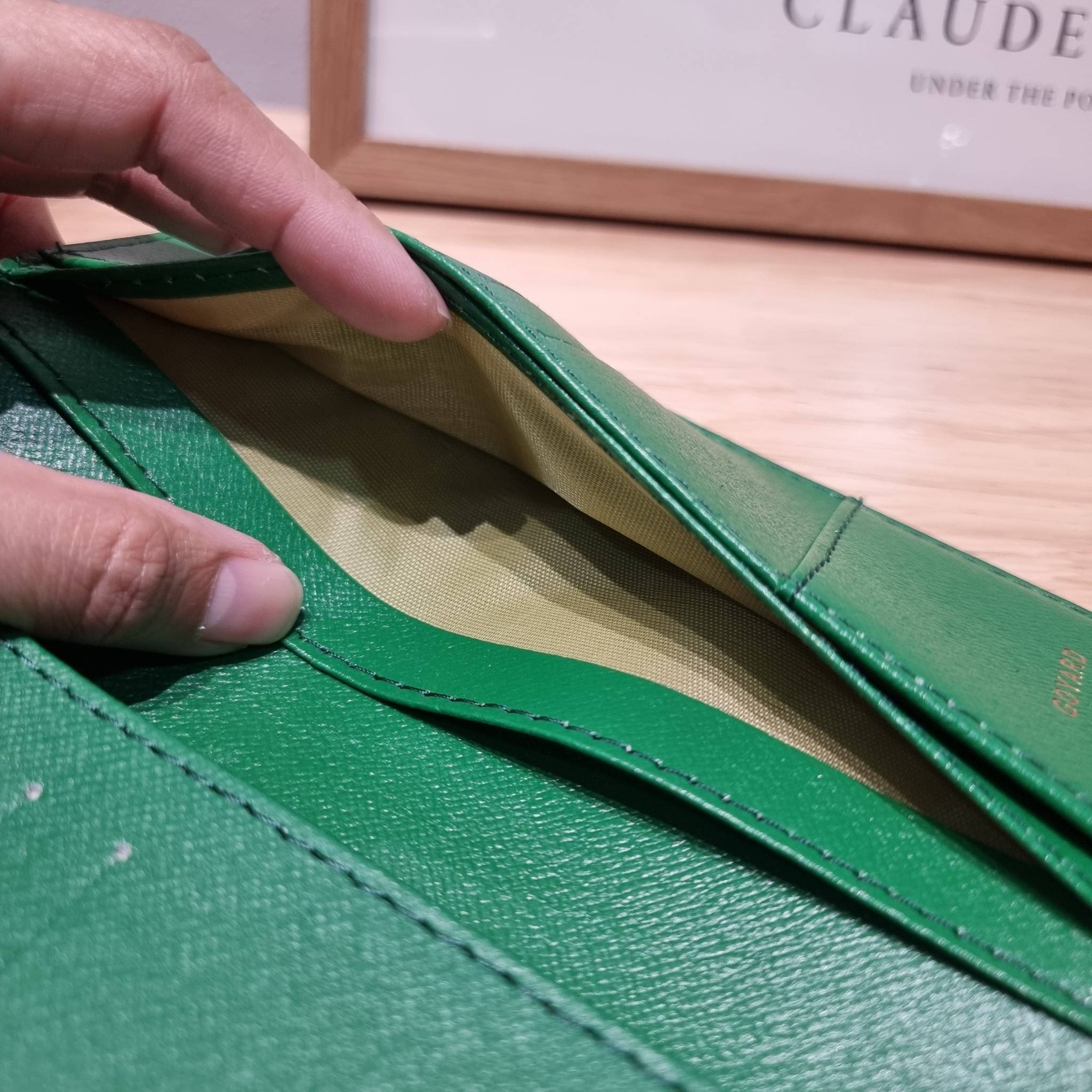 Goyard Bi Fold Long Wallet / GOYARD FLAP WALLET / Goyard Long Wallet กระเป๋าสตางค์ใบยาว รุ่น unisex ที่ใช้ได้ทั้งหนุ่มๆและสาวๆ ไอเท็มนี้ตอบโจทย์สำหรับคนที่ชอบเก็บบัตรเยอะๆ