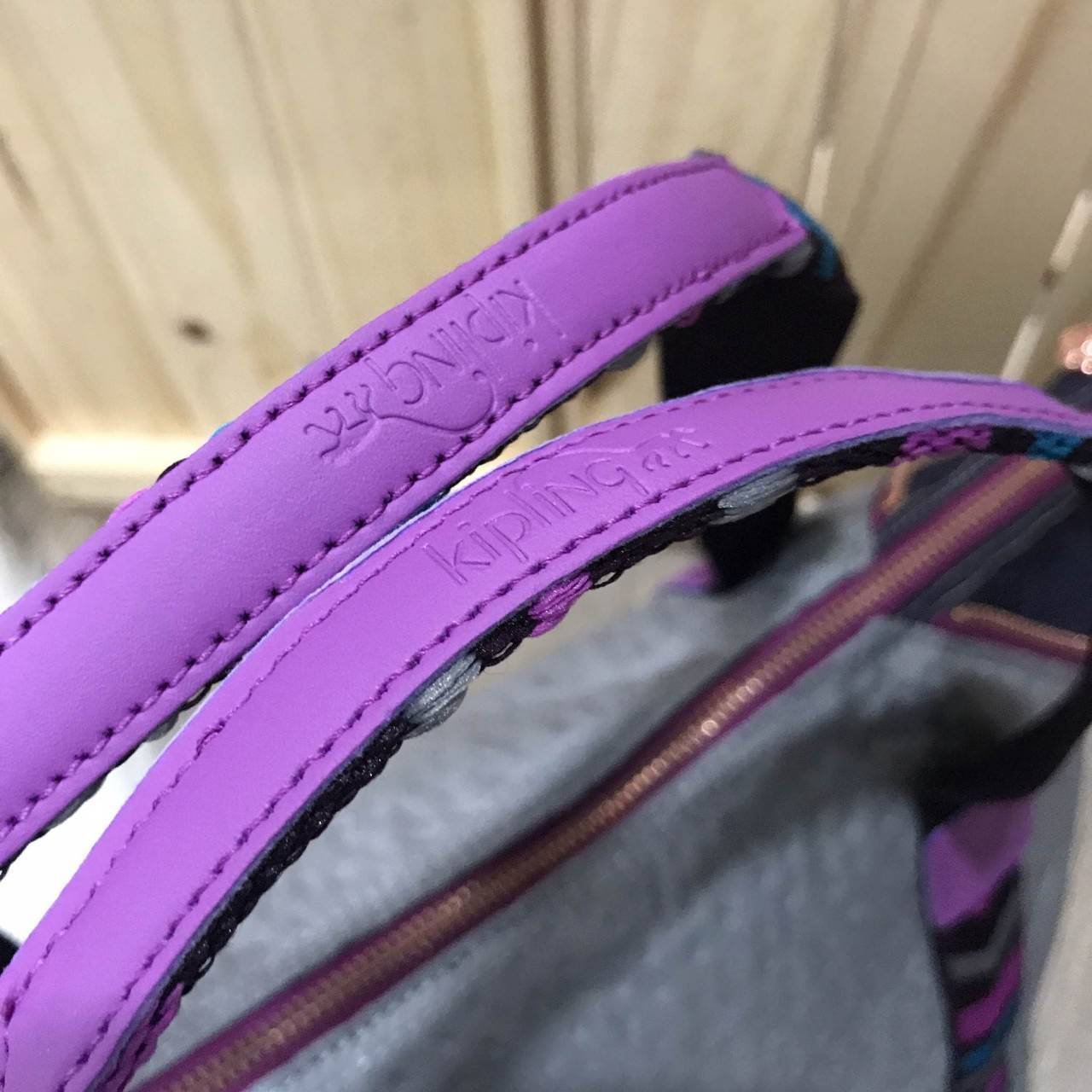 พร้อมส่งรุ่นหายาก NEW! KIPLING ART M TOTE BAG กระเป๋าถือหรือสะพายรุ่นใหม่ Special Limited Edition วัสดุ Nylon+Polyester 100% น้ำหนักเบาโดดเด่นที่สามารถรูดซิปมุมกระเป๋าเปลี่ยนทรงได้ไม่จำเจ มีหูหิ้วสะพายไหล่เเละสายยาว crossbody เลื่อนปรับระดับได้ มือจับหูหิ