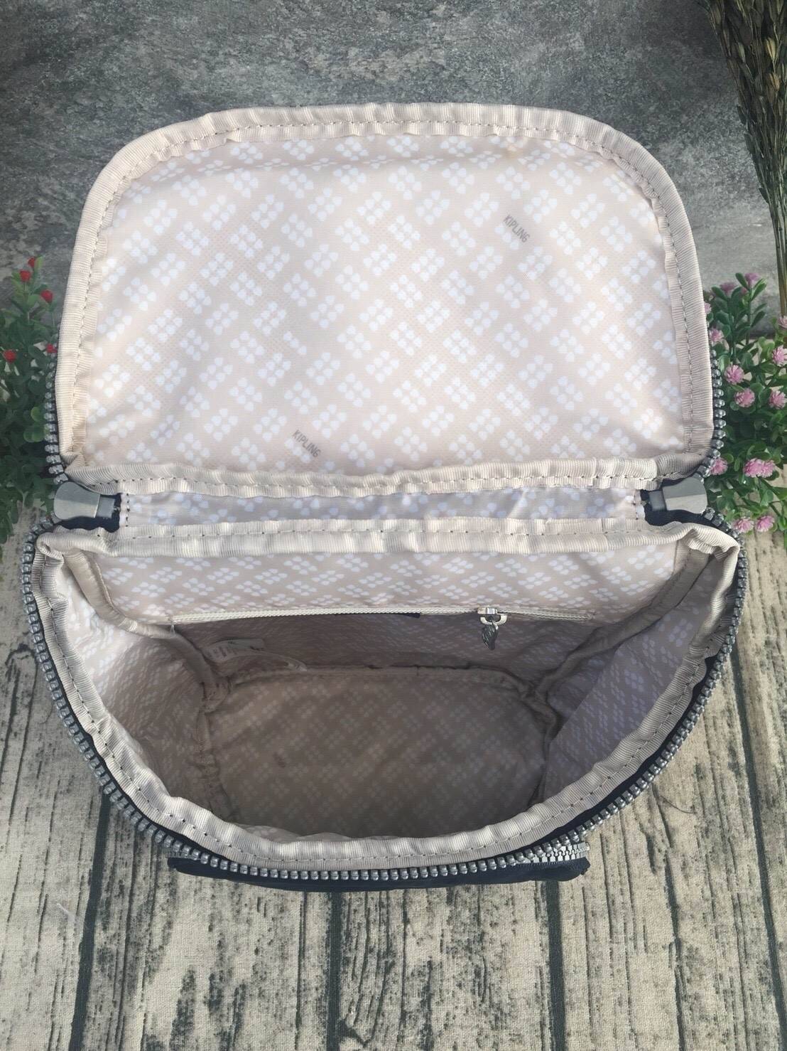 กระเป๋าเป้ Blakeney ไซส์ S จาก KIPLING ที่ออกแบบมาสำหรับผู้หญิง มาพร้อมดีไซน์เบาะรองรับหลัง ซึ่งเหมาะสำหรับ active lifestyle สามารถเก็บของได้อย่างจุใจแต่มีน้ำหนักเบา รวมถึงมีคุณสมบัติกันน้ำช่วยป้องกันให้ของในกระเป๋าปลอดภัยไร้กังวล