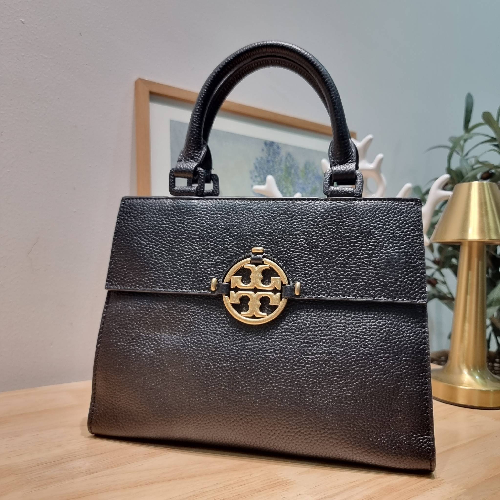 TORY BURCH MILLER TOP HANDLE SATCHEL ใหม่ล่าสุด กับกระเป๋าสะพายรุ่นยอดนิยม ที่มาในดีไซน์ top handle ให้สะดวกใช้ได้มากขึ้นด้วยหูจับในตัว โดดเด่นด้วยโลโก้สีทอง