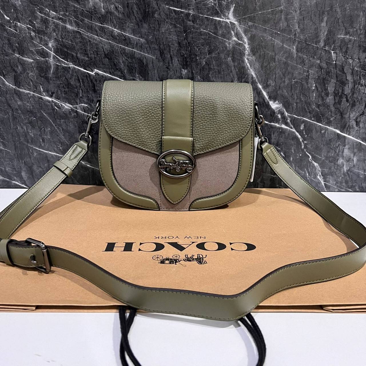 OUTLET 】COACH C2805 GEORGIE SADDLE BAG ใบงาม น้องน่ารัก สุดเรียบหรู เลยทีเดียว วัสดุหนังpebble ตัวกระเป๋าหนังแท้ ตรงกลางตัดกำมะหยี่เพิ่มความหรูหราอย่างลงตัว ภายในกระเป๋ามีช่องเอนกประสงค์กระดุมแป๊ก ซับในผ้า ด้านนอกกระเป๋าเปิด สายสะพายถอดปรับระดับ สำหรับสะพ