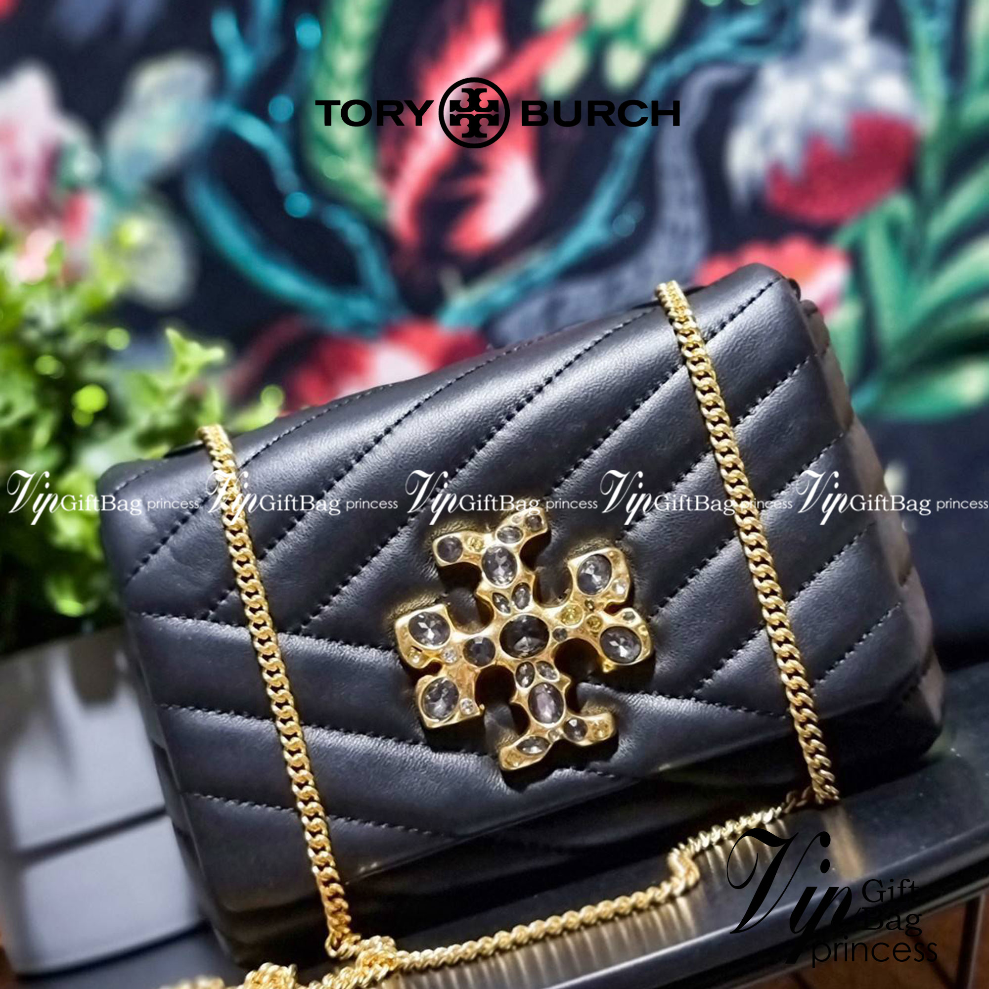TORY BURCH KIRA CHEVRON EMBELLISHED LOGO MINI BAG ตามคำเรียกร้องจ้า!! ไซส์มินิ สะดวกใช้ พกพาง่าย สไตล์คุณหนู!! กระเป๋าสะพายข้าง ดีไซน์ทรงคลาสสิค โดดเด่นด้วยโลโก้ดีไซน์ประดับเม็ดสี เพิ่มมูลค่าและดึงดูดสายตามากขึ้น วัสดุหนังแกะ สัมผัสนิ่มมือ เปิด-ปิดด้วยกระ